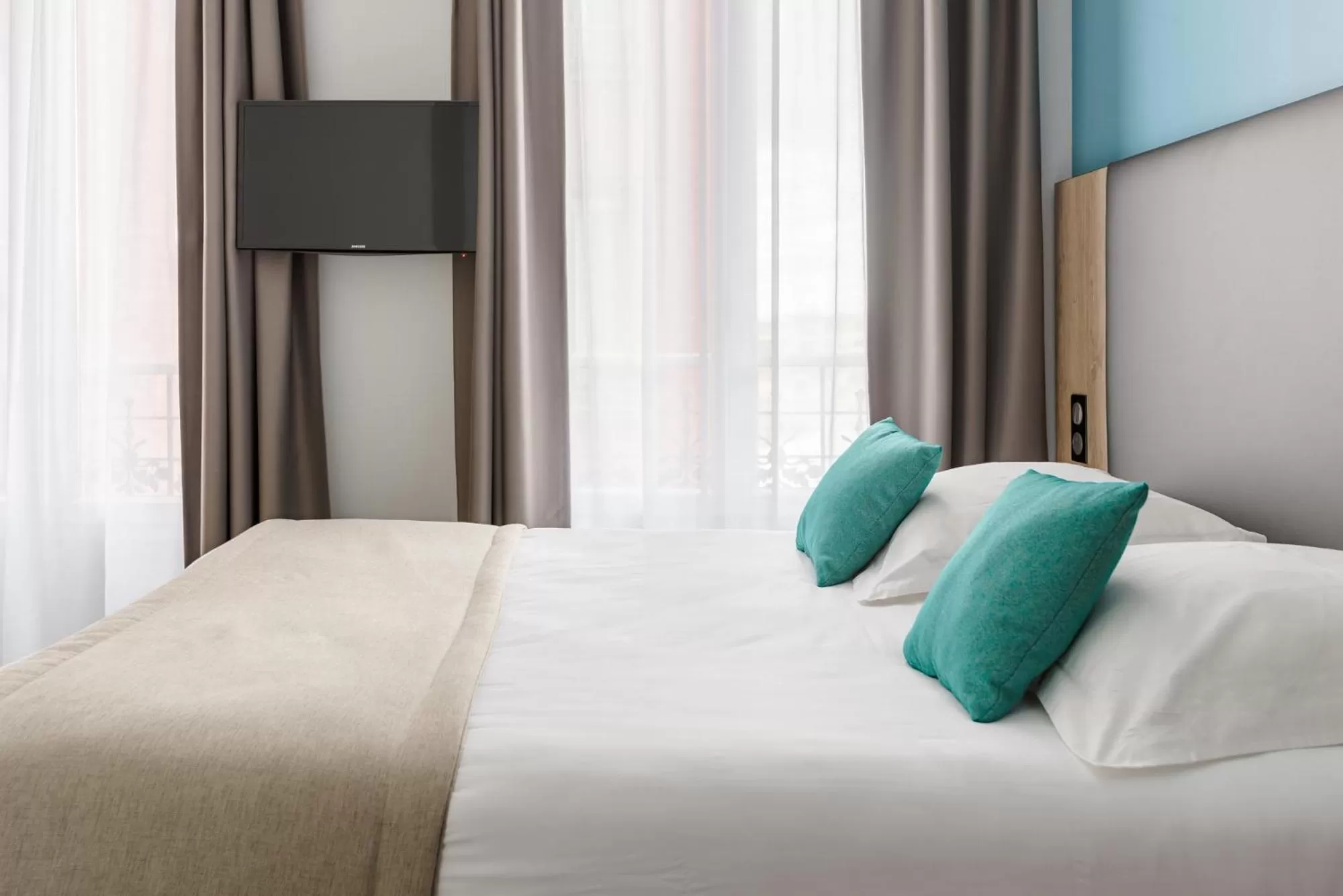 Bed in Grand Hôtel Clichy Paris