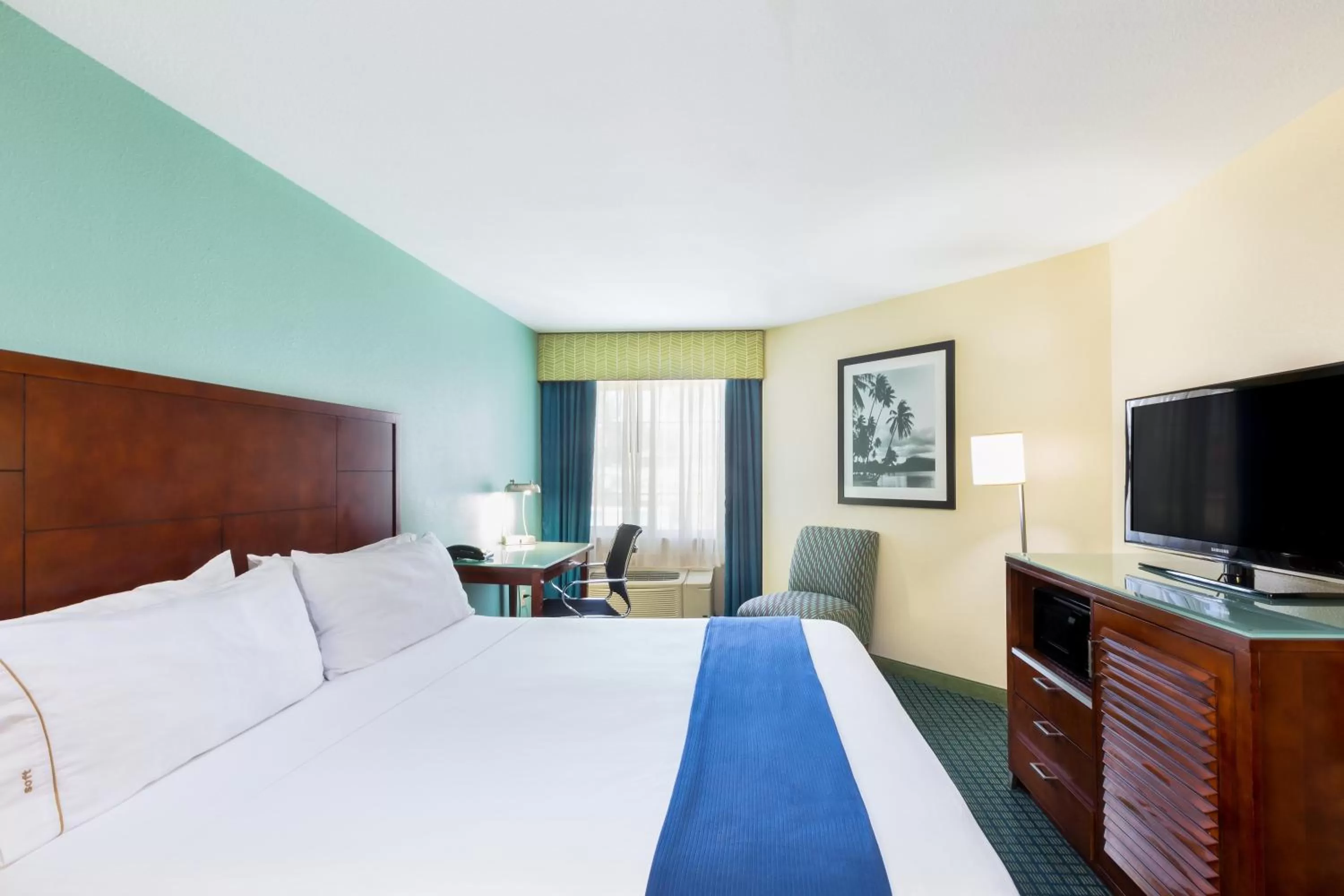 Photo of the whole room, Bed in Holiday Inn Express San Diego SeaWorld, an IHG Hotel