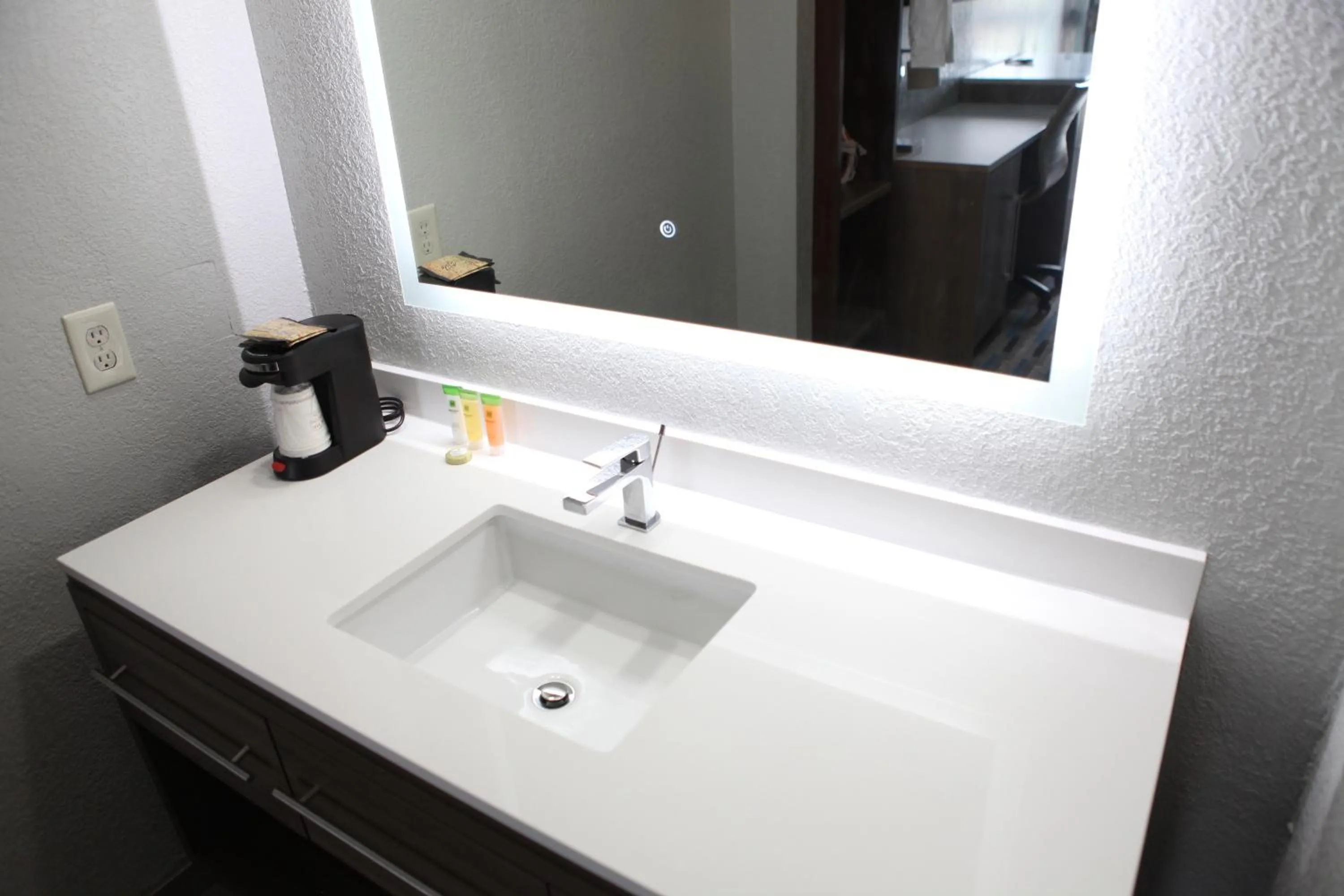 All Seasons Inn & Suites