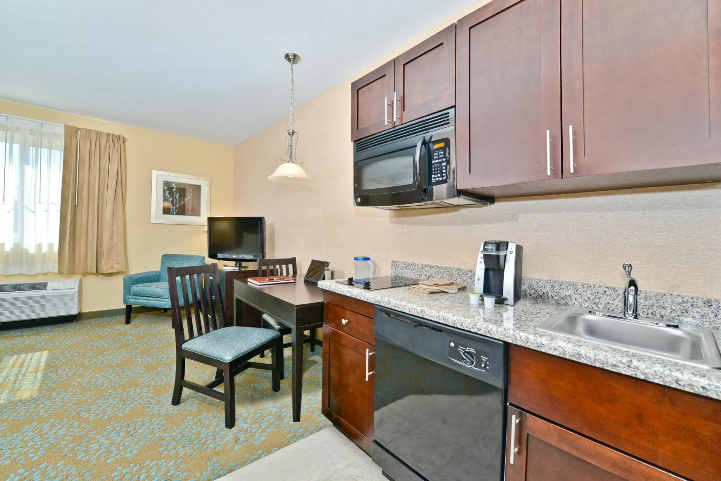 Kitchen or kitchenette in Suburban Studios Quantico