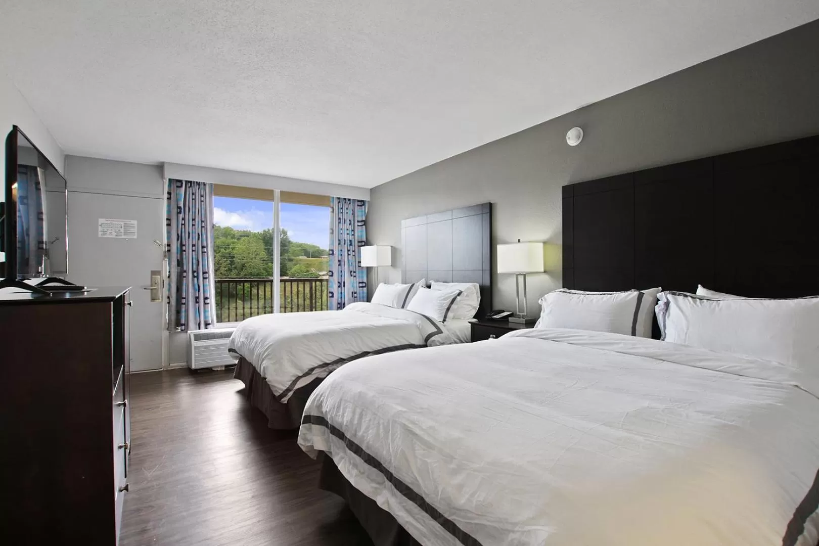 Photo of the whole room, Bed in The Resort at Lake of the Ozarks