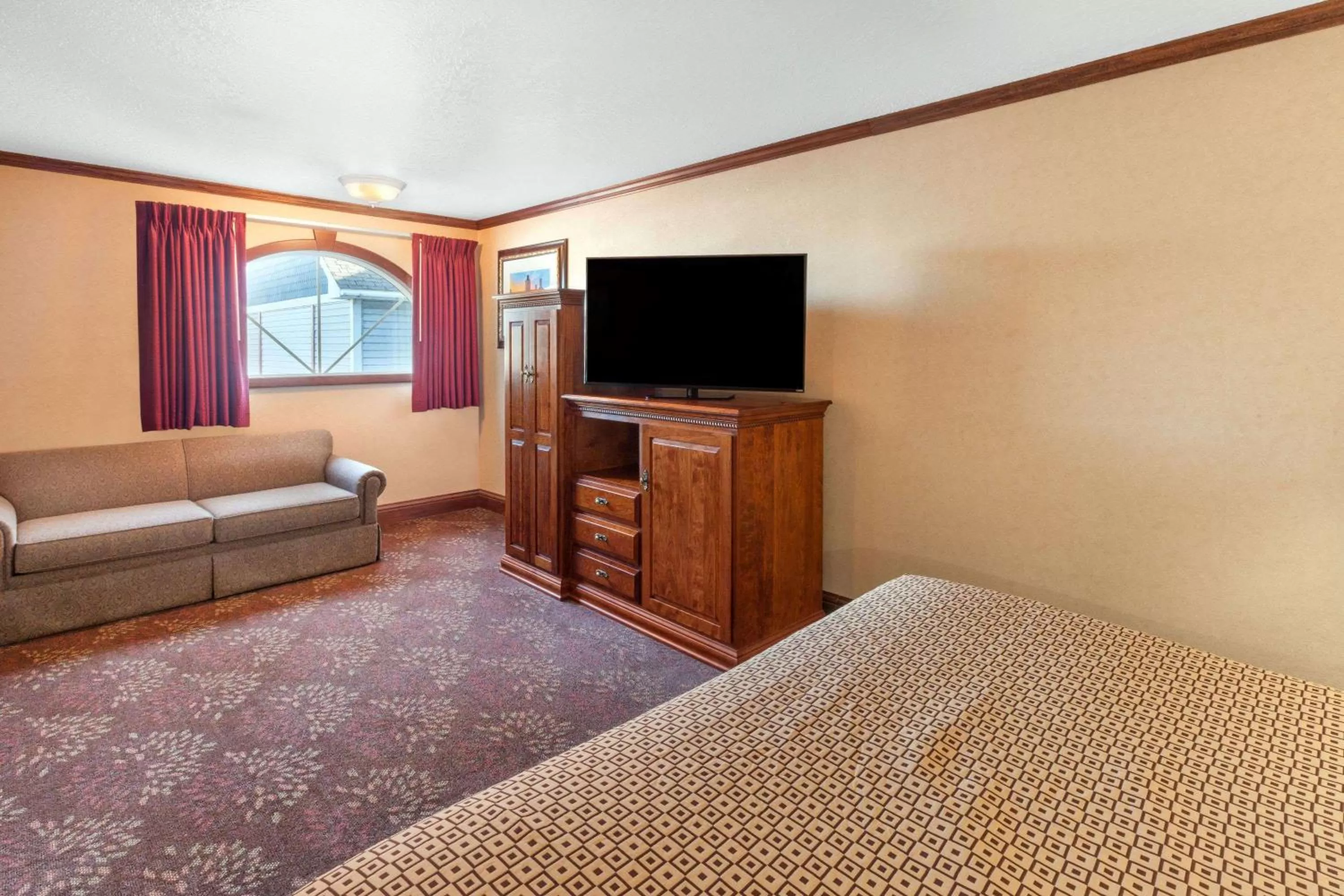 Photo of the whole room, Bed in Ramada by Wyndham Mackinaw City Waterfront