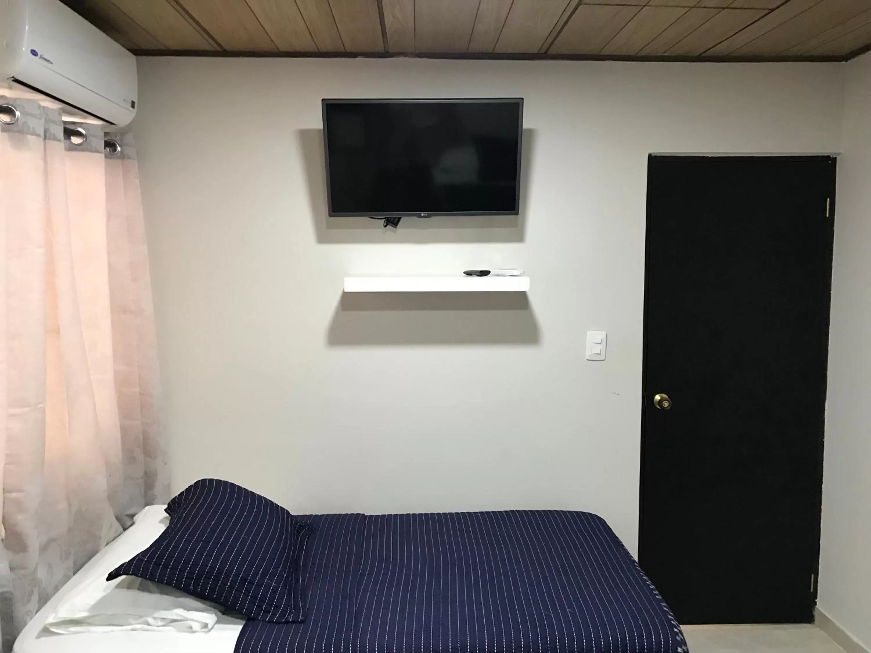 TV/Entertainment Center in Caribbean Island Hotel Piso 2