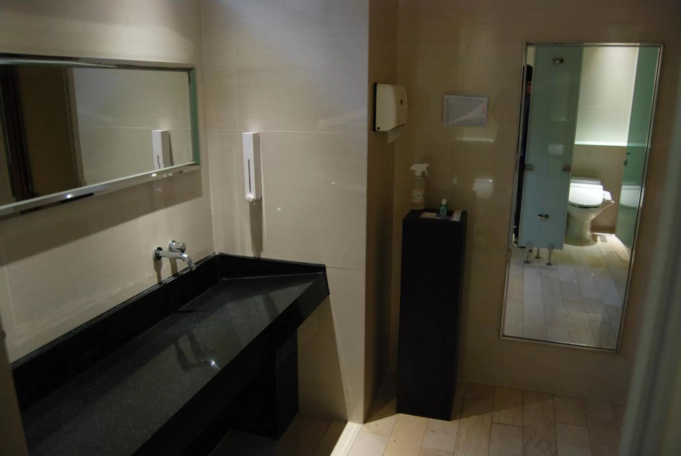 Toilet, Bed in Century Hotel Taoyuan