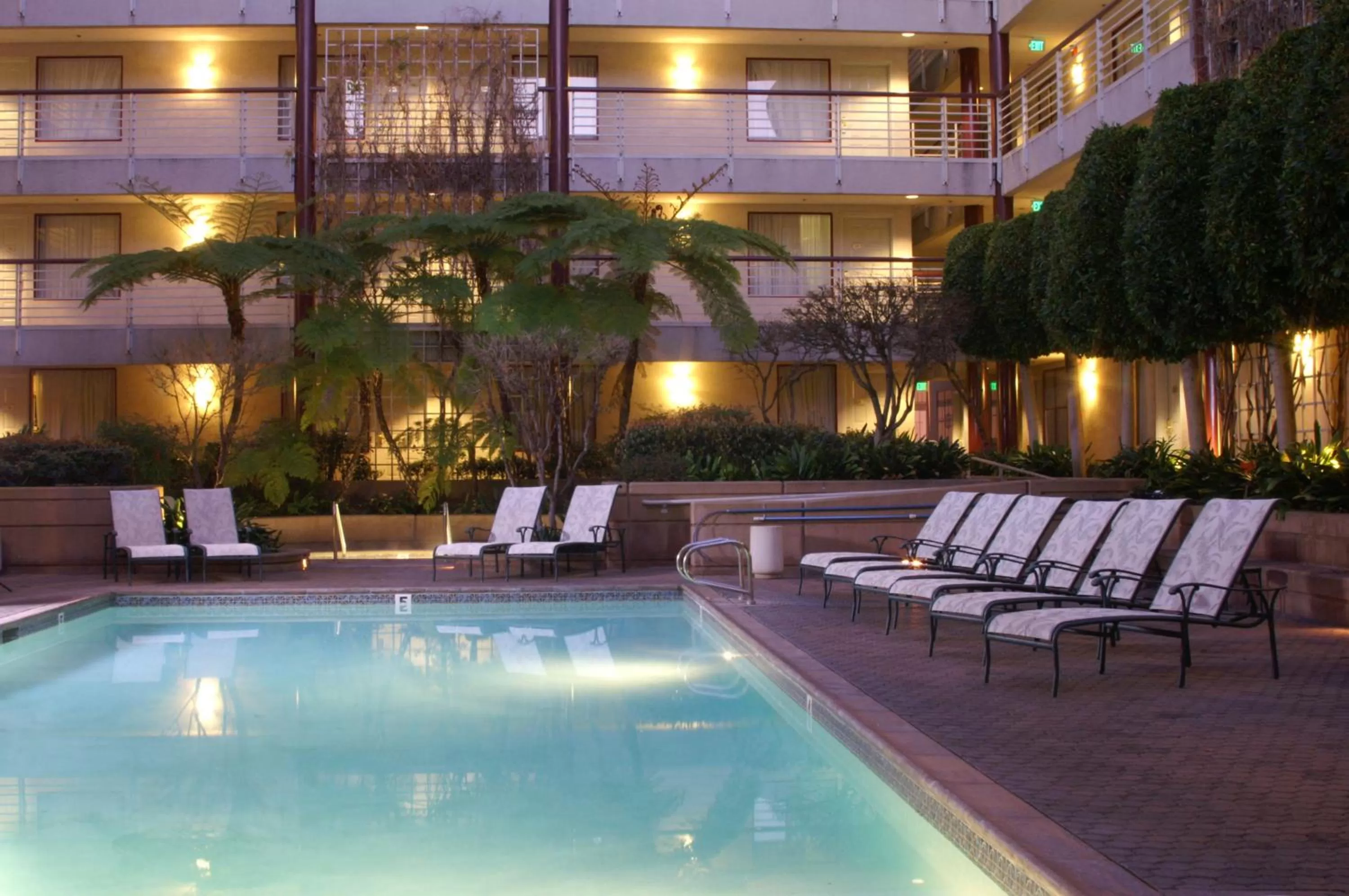 Swimming pool in Cupertino Hotel