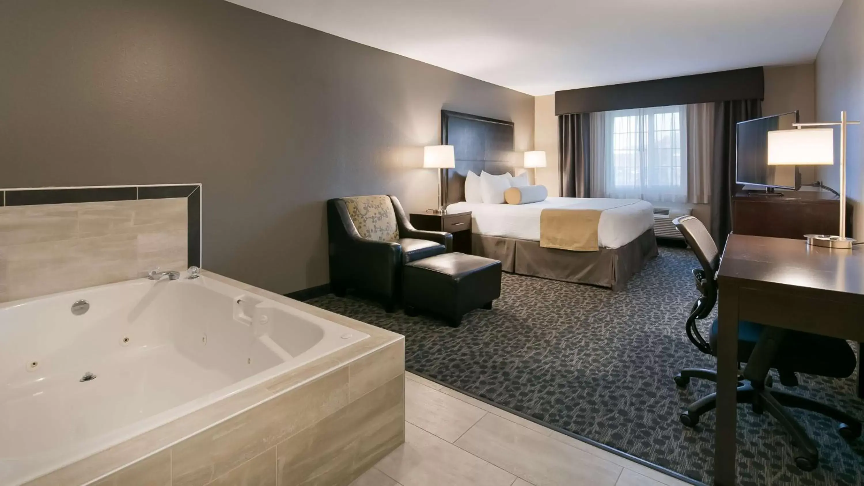 King Suite with Whirlpool - Non-Smoking in Best Western Plus Aberdeen King Suite with Whirlpool - Non-Smoking in Best Western Plus Aberdeen