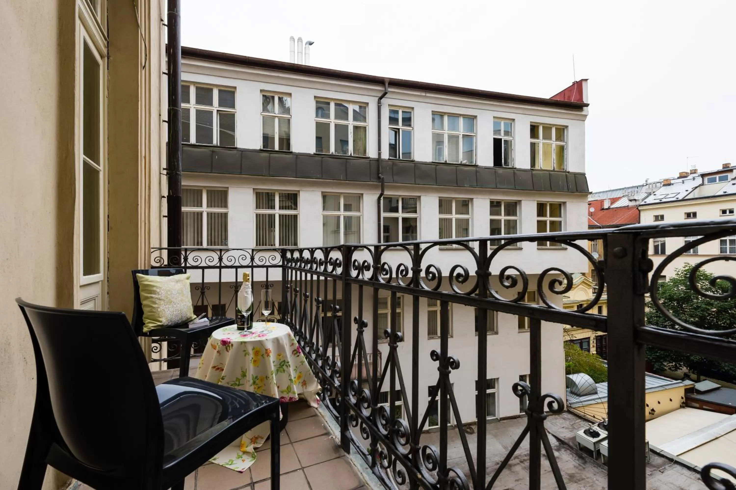 Balcony/Terrace in Grand Central Residence by TKC