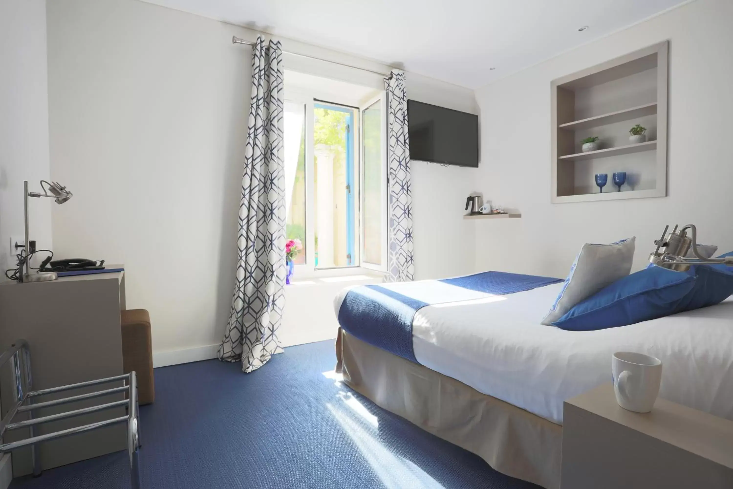 Double room with patio view - Ground Floor in Hôtel de la Fontaine Double room with patio view - Ground Floor in Hôtel de la Fontaine