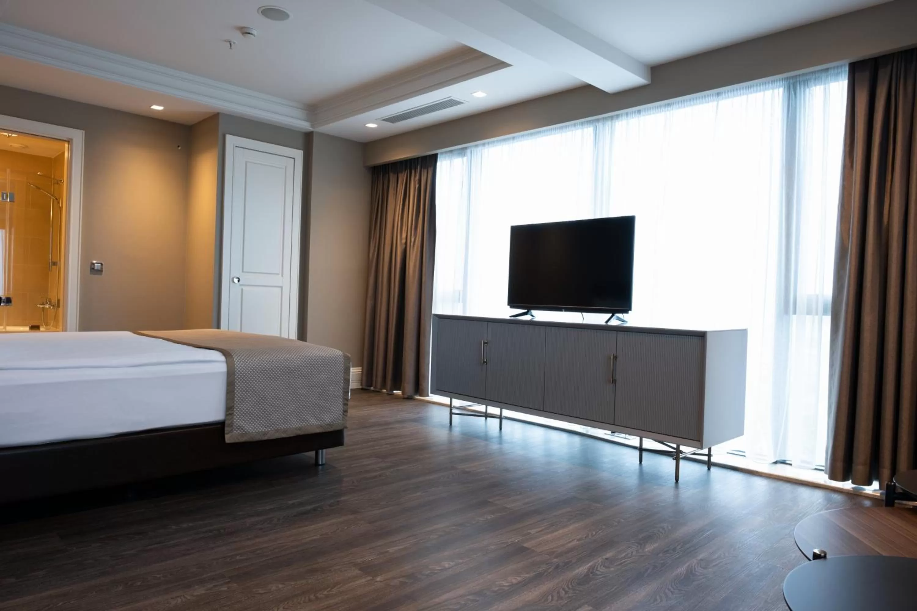 Communal lounge/ TV room, TV/Entertainment Center in Windsor Hotel & Convention Center Istanbul