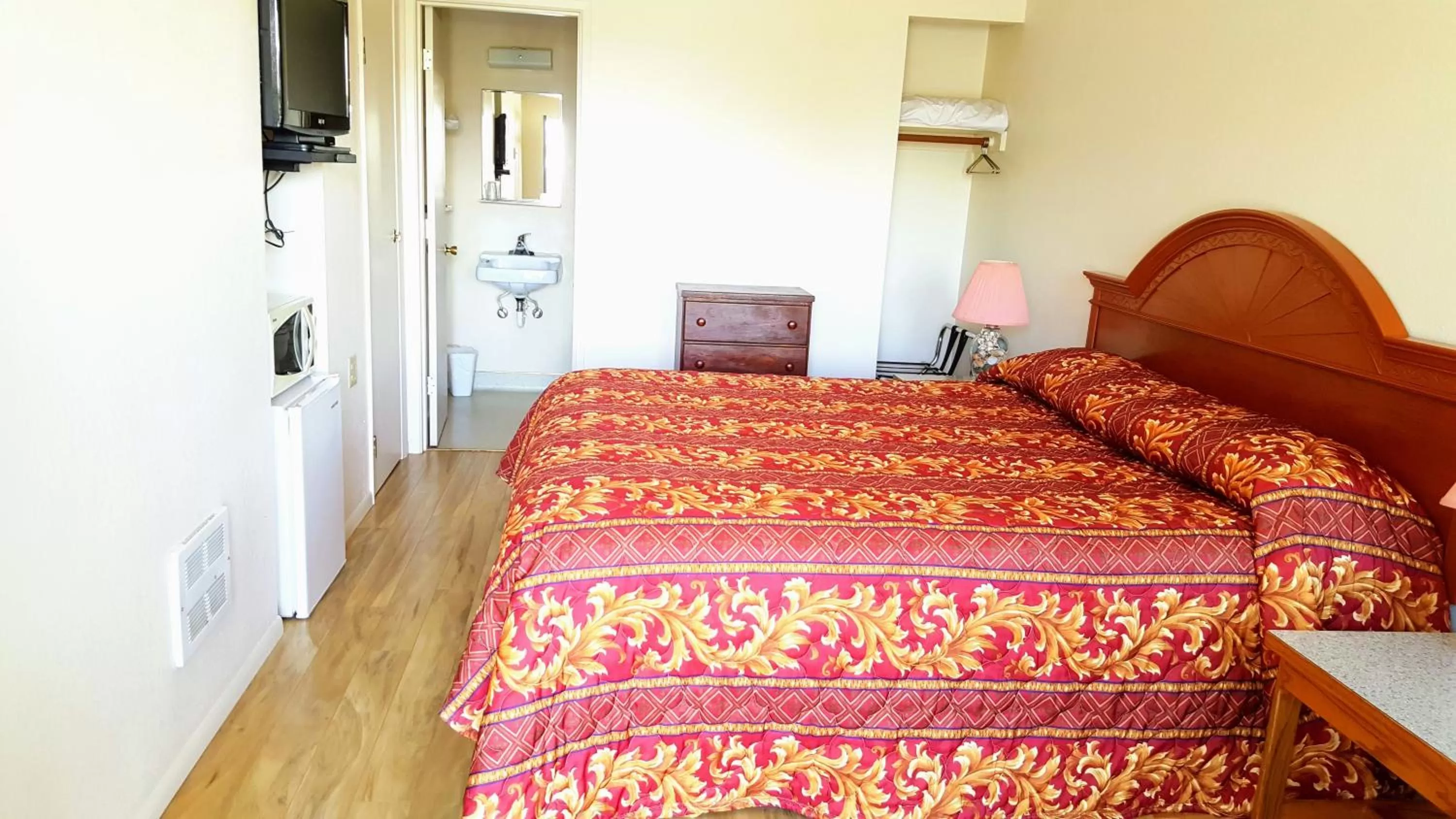 Standard King Room in Winchester Bay Inn