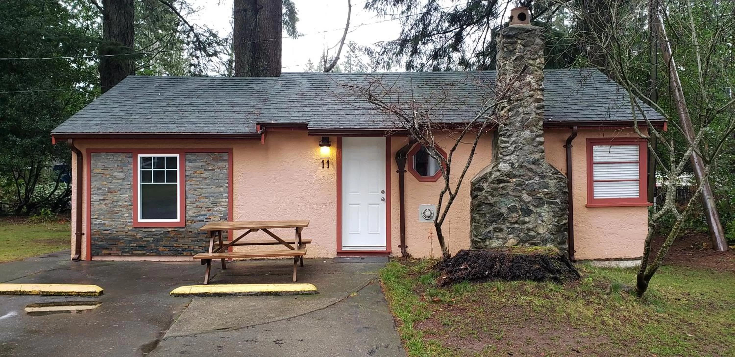 Facade/entrance, Property Building in Malahat Bungalows Motel