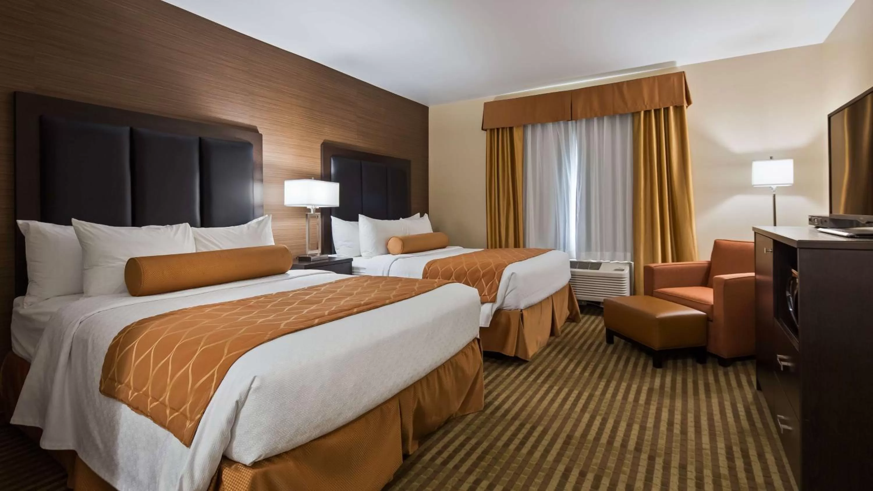 Queen Room with Two Queen Beds with Roll-In Shower - Disability Access in Best Western Plus Fergus Hotel