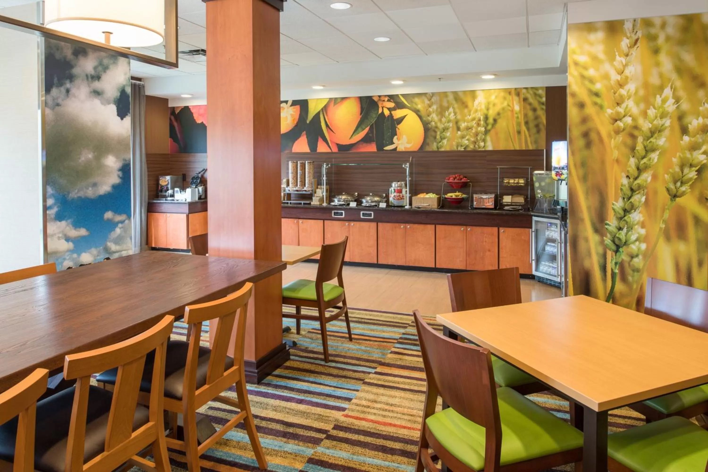 Breakfast in Fairfield Inn & Suites by Marriott Portland North