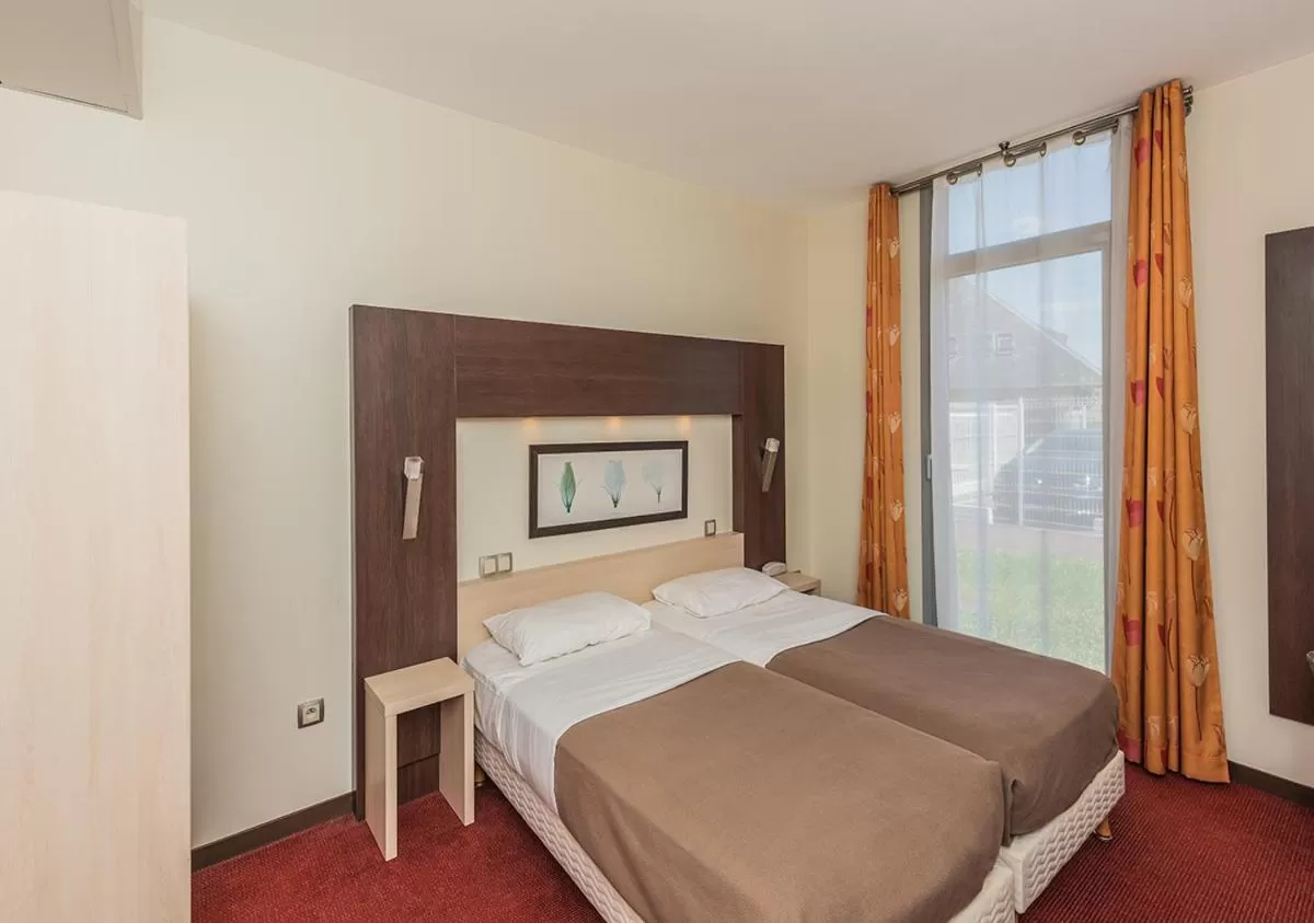 Bedroom, Bed in Hostellerie Saint Vincent Beauvais Aeroport