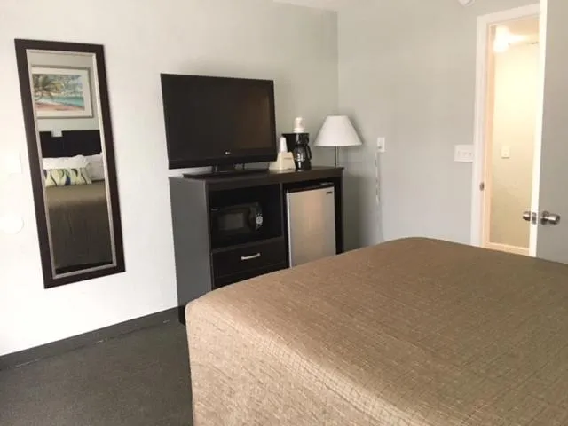 Bed in Ocean Plaza Motel