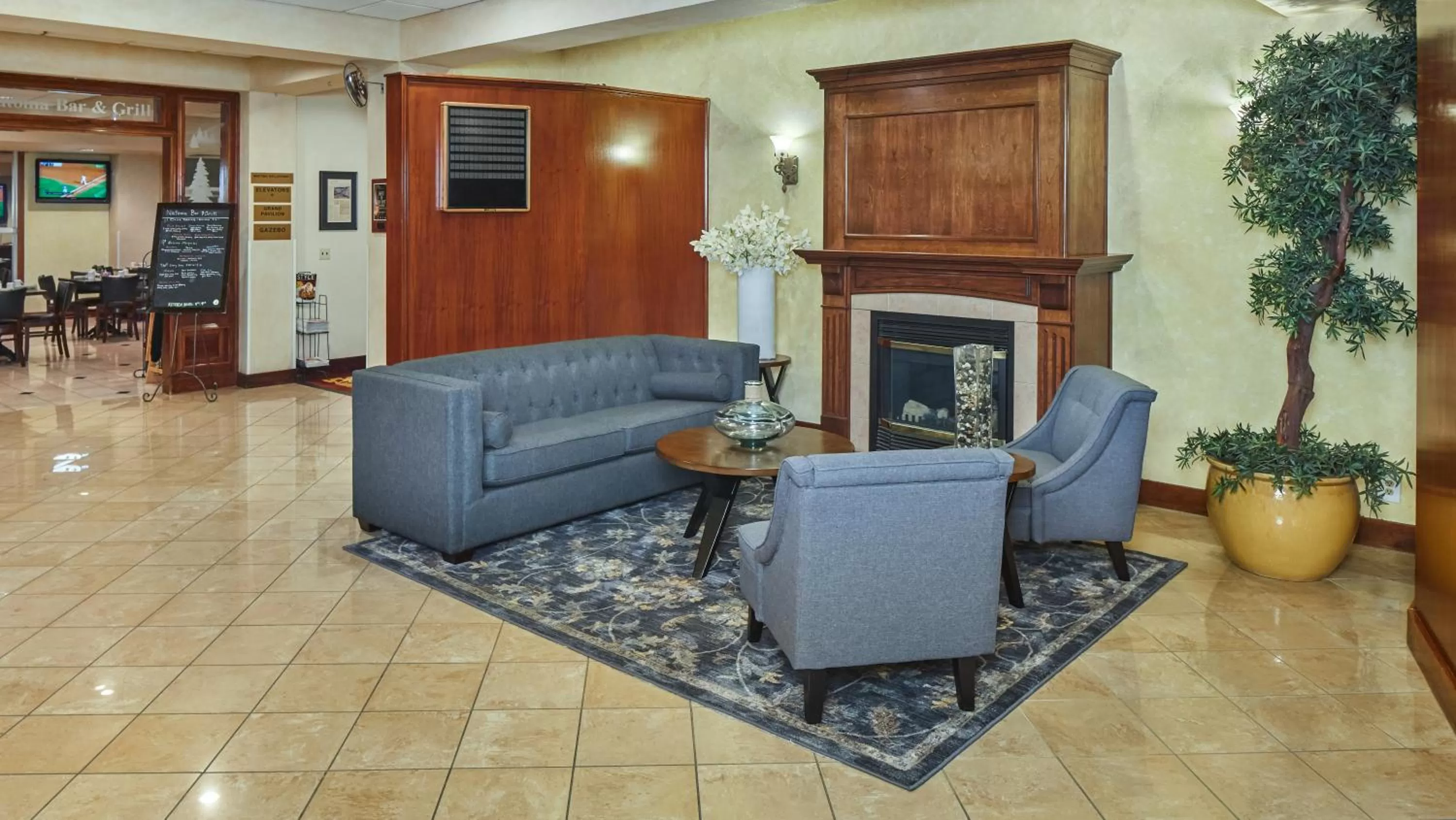 Lobby or reception in Lake Natoma Inn