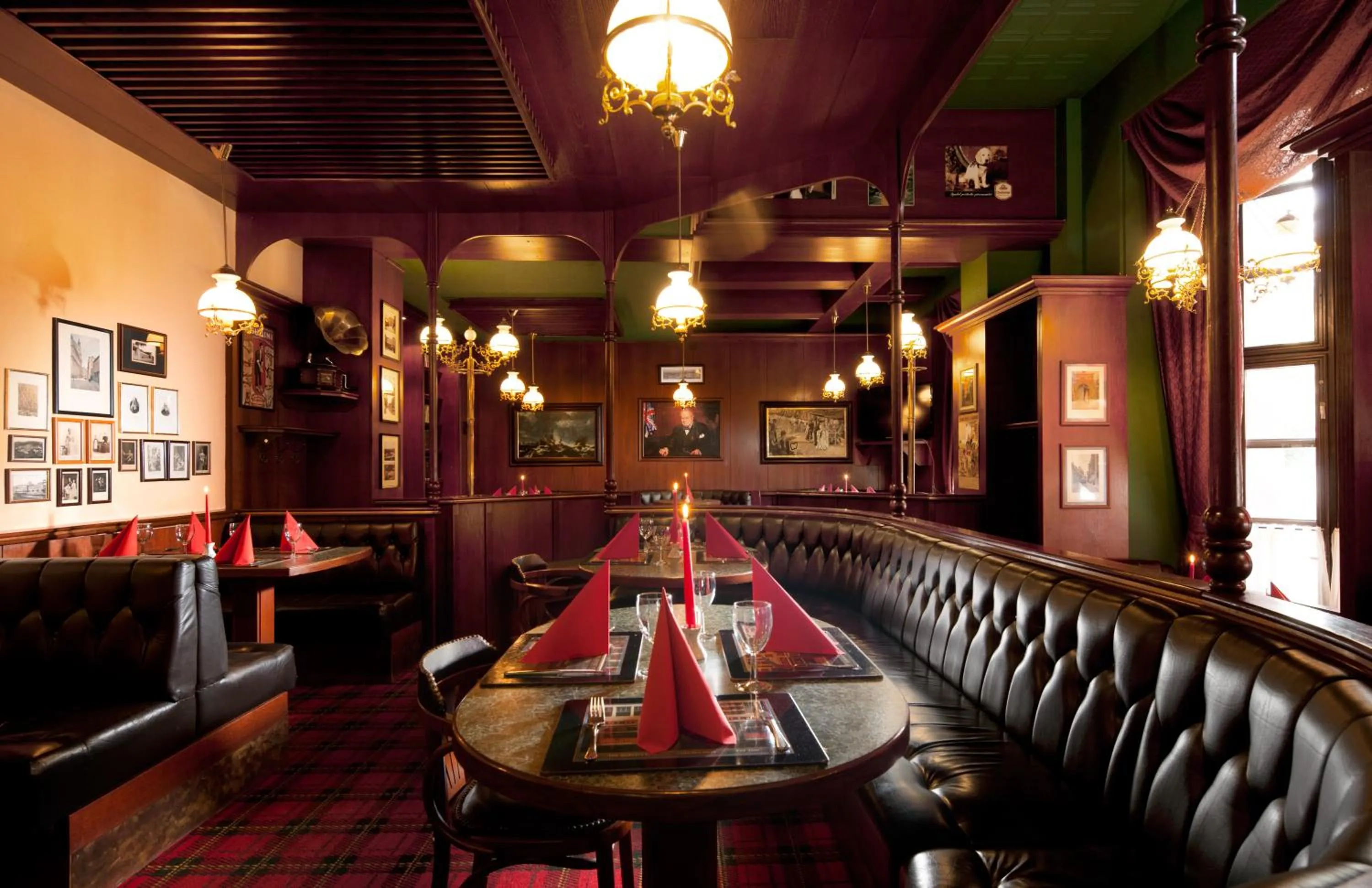 Restaurant/places to eat in Hotel Excelsior