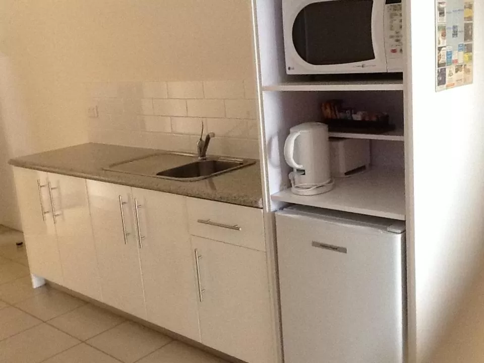 Kitchen or kitchenette, Kitchen/Kitchenette in Emerald Gardens Motel & Apartments