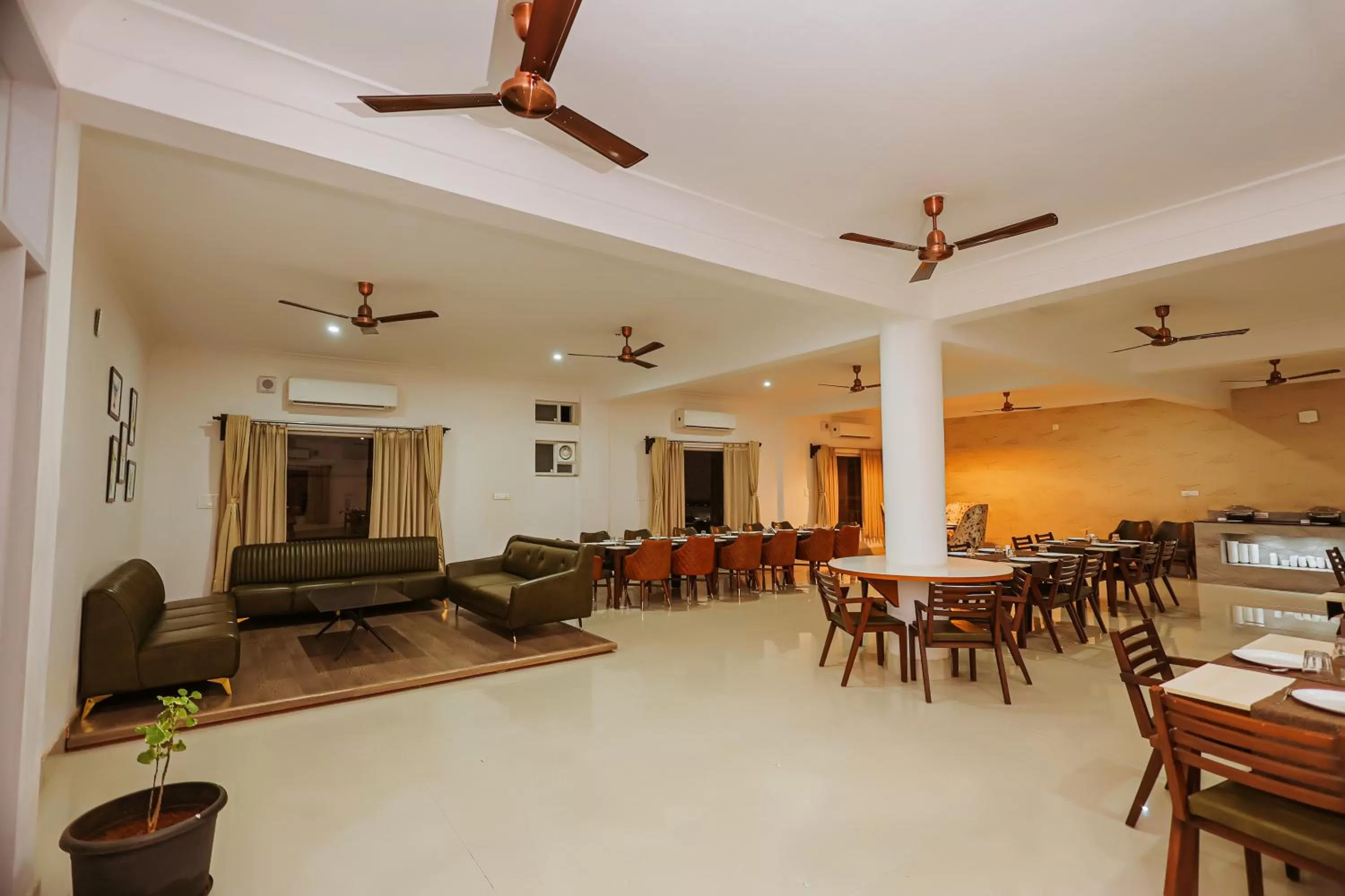 Restaurant/places to eat in Revaas Lake View Boutique Stay