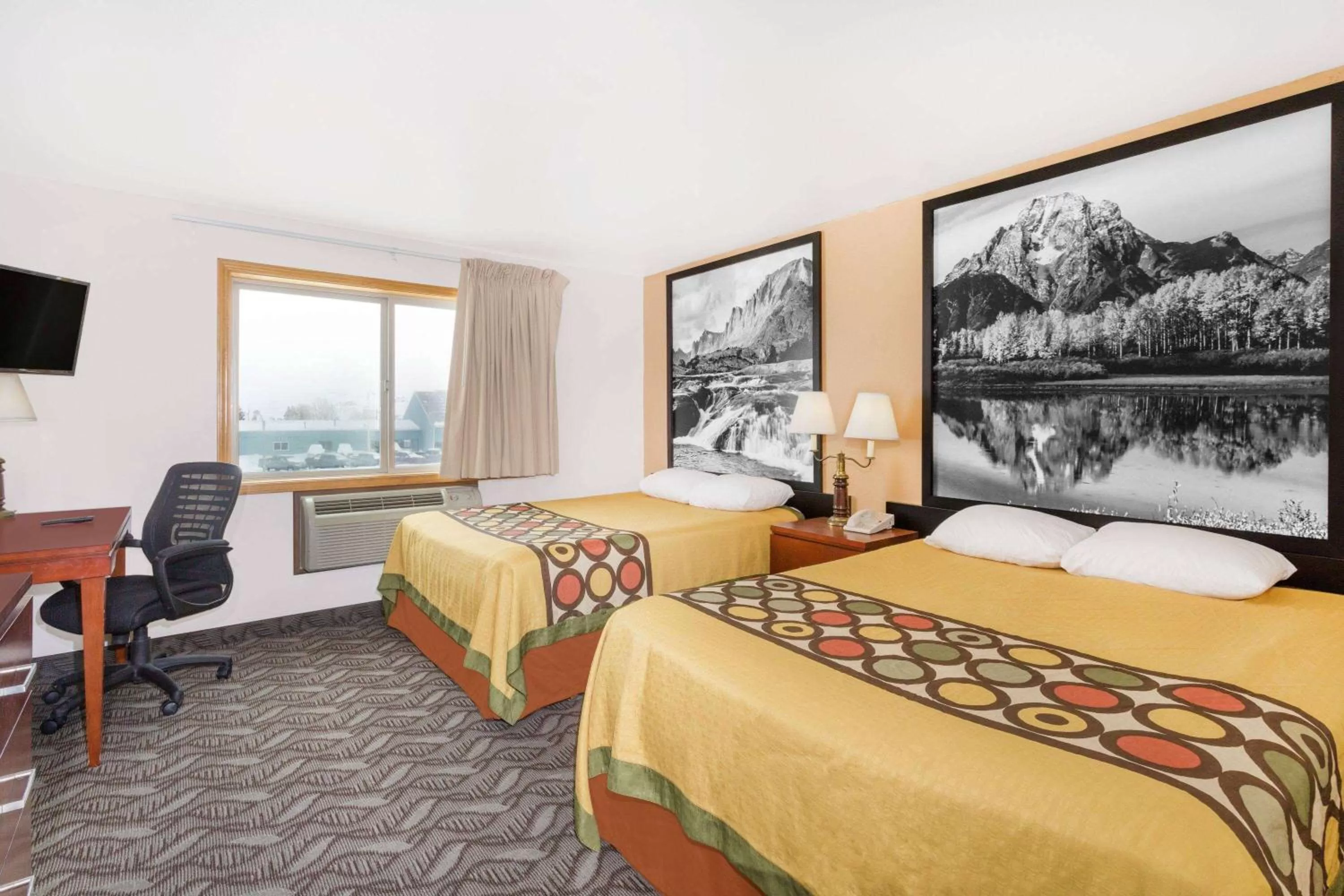 Photo of the whole room, Bed in Super 8 by Wyndham Diamondville Kemmerer