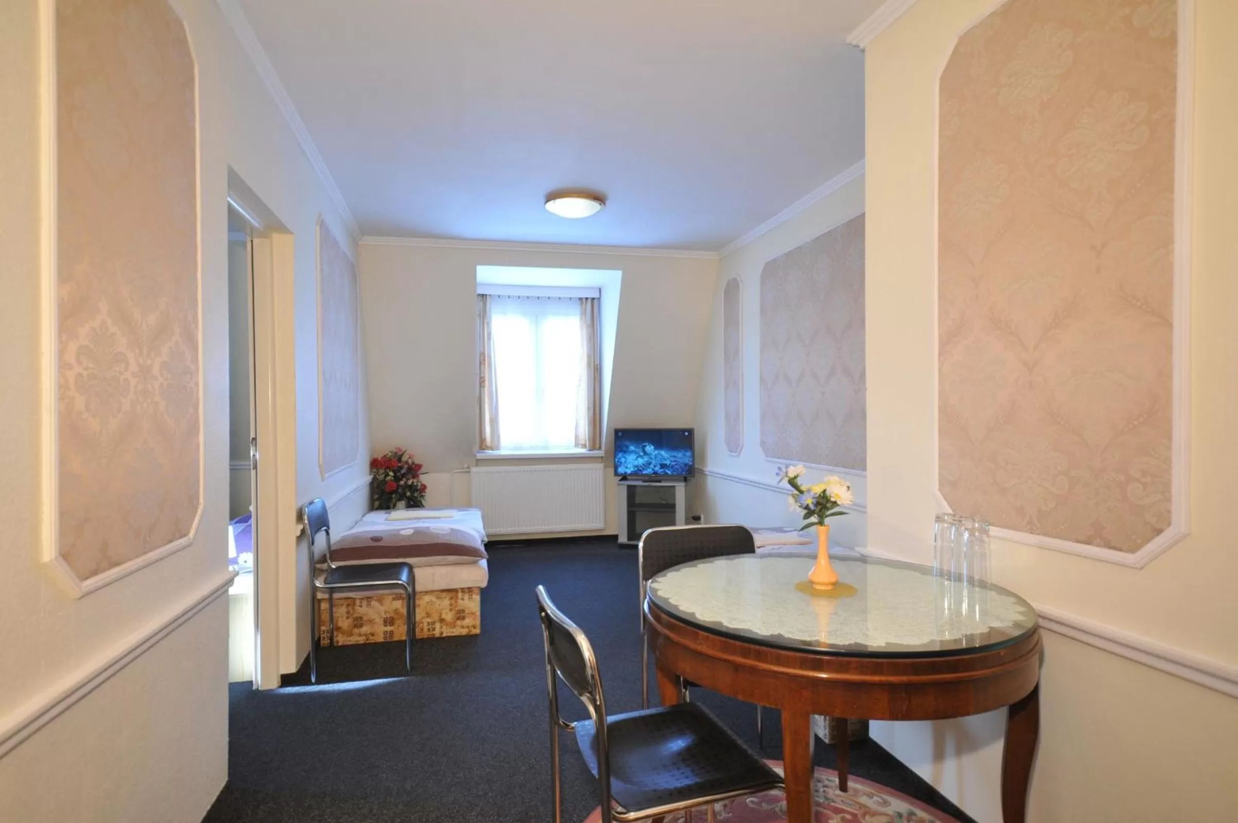 Photo of the whole room, Dining Area in Pension Velický Zámoček