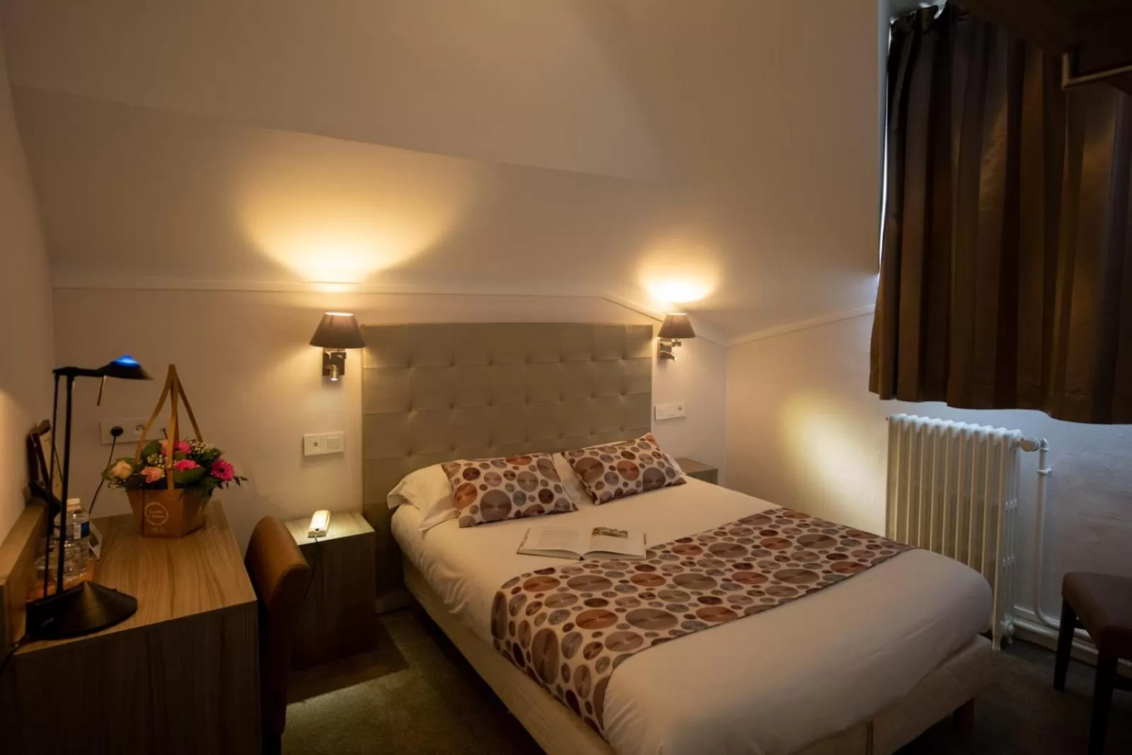 Bed in Logis Hotel Le Continental