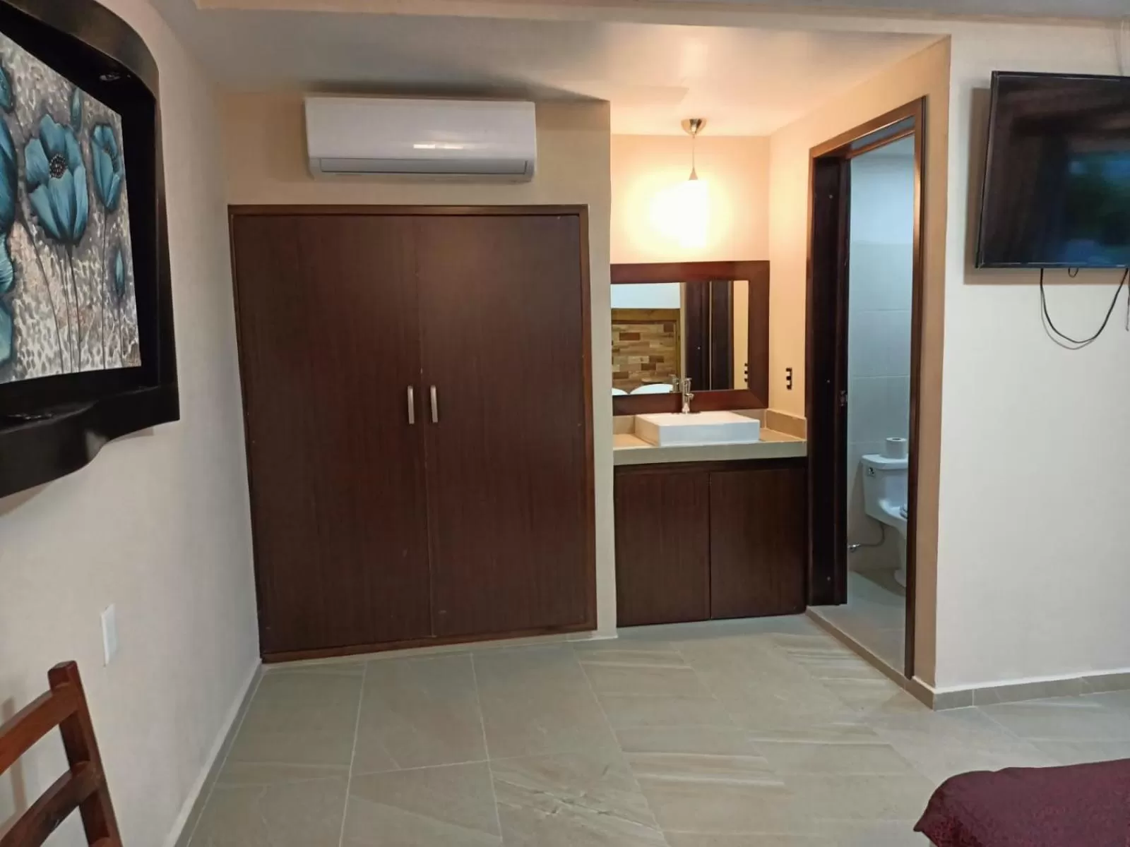 Communal lounge/ TV room in Framfor Inn