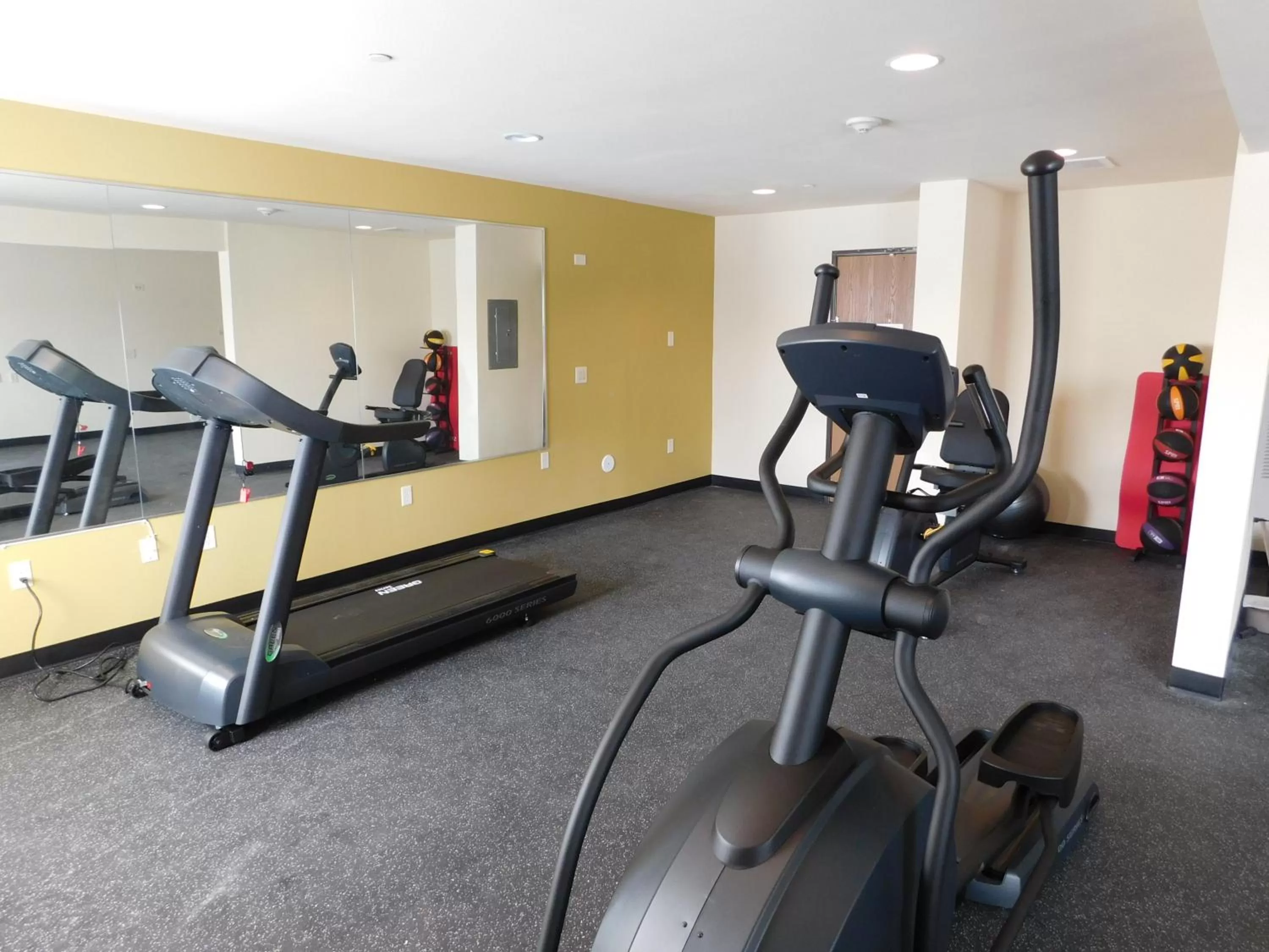 Fitness centre/facilities in Days Inn & Suites by Wyndham Rochester South