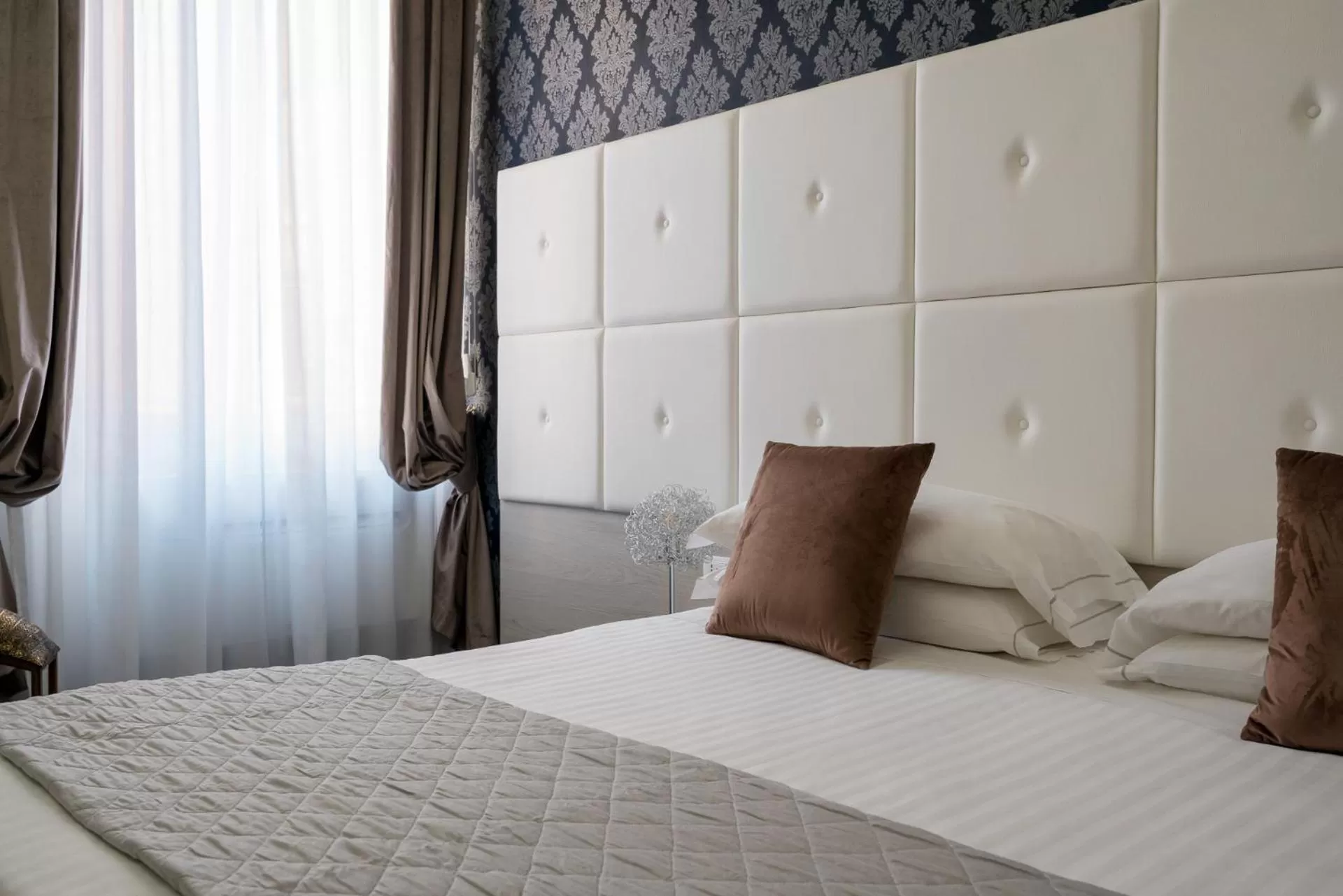 Photo of the whole room, Bed in Albergo Rossini 1936