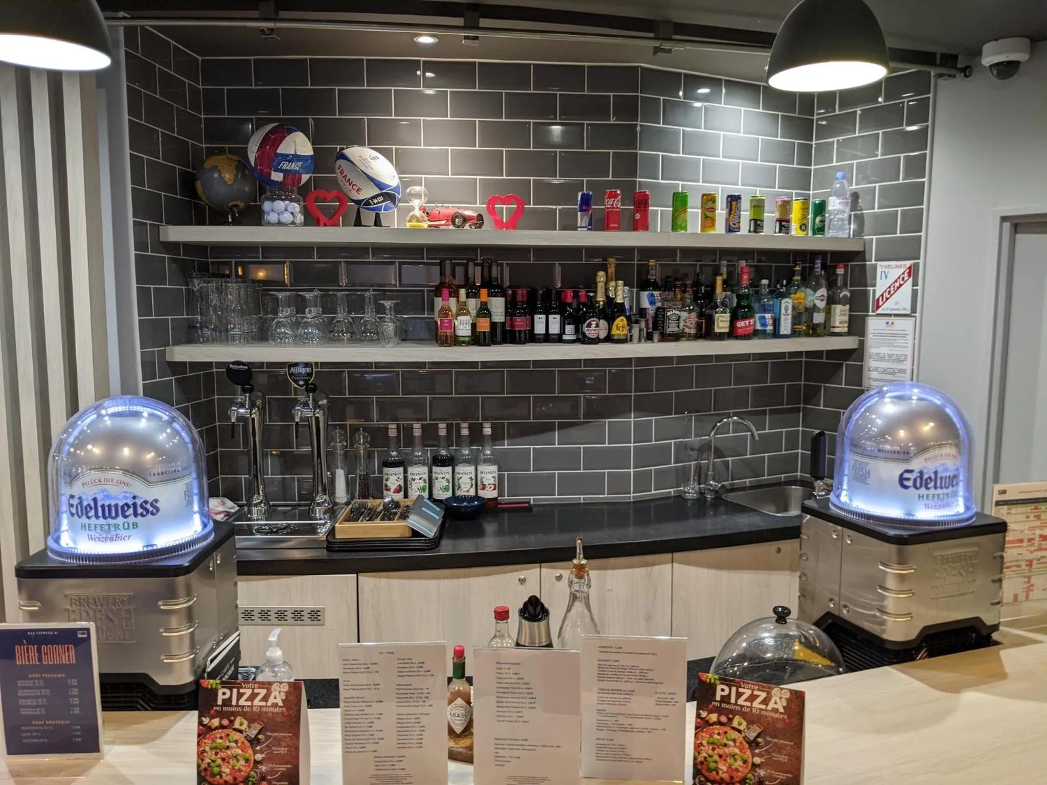 Lounge or bar in Holiday Inn Express Paris - Velizy by IHG