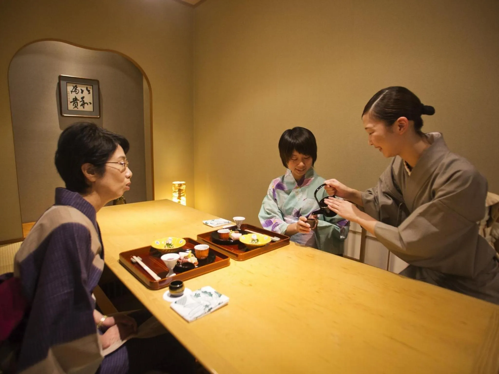 Staff in Honjin Hiranoya Kachoan