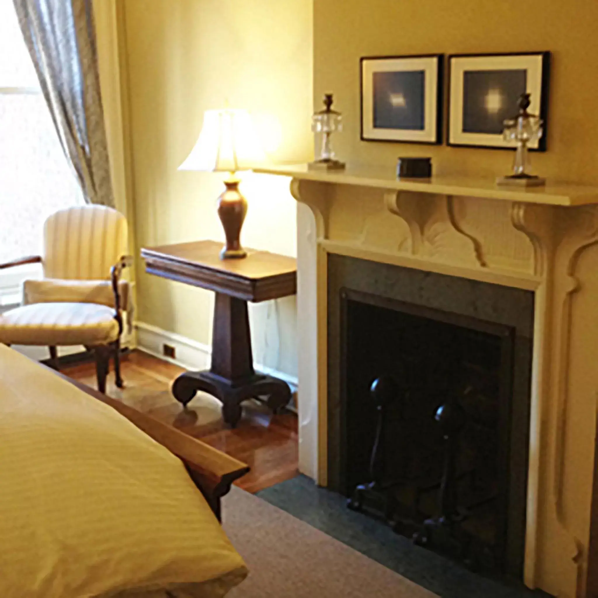 Queen Library Suite- Walk Up in Morgan State House Inn Queen Library Suite- Walk Up in Morgan State House Inn