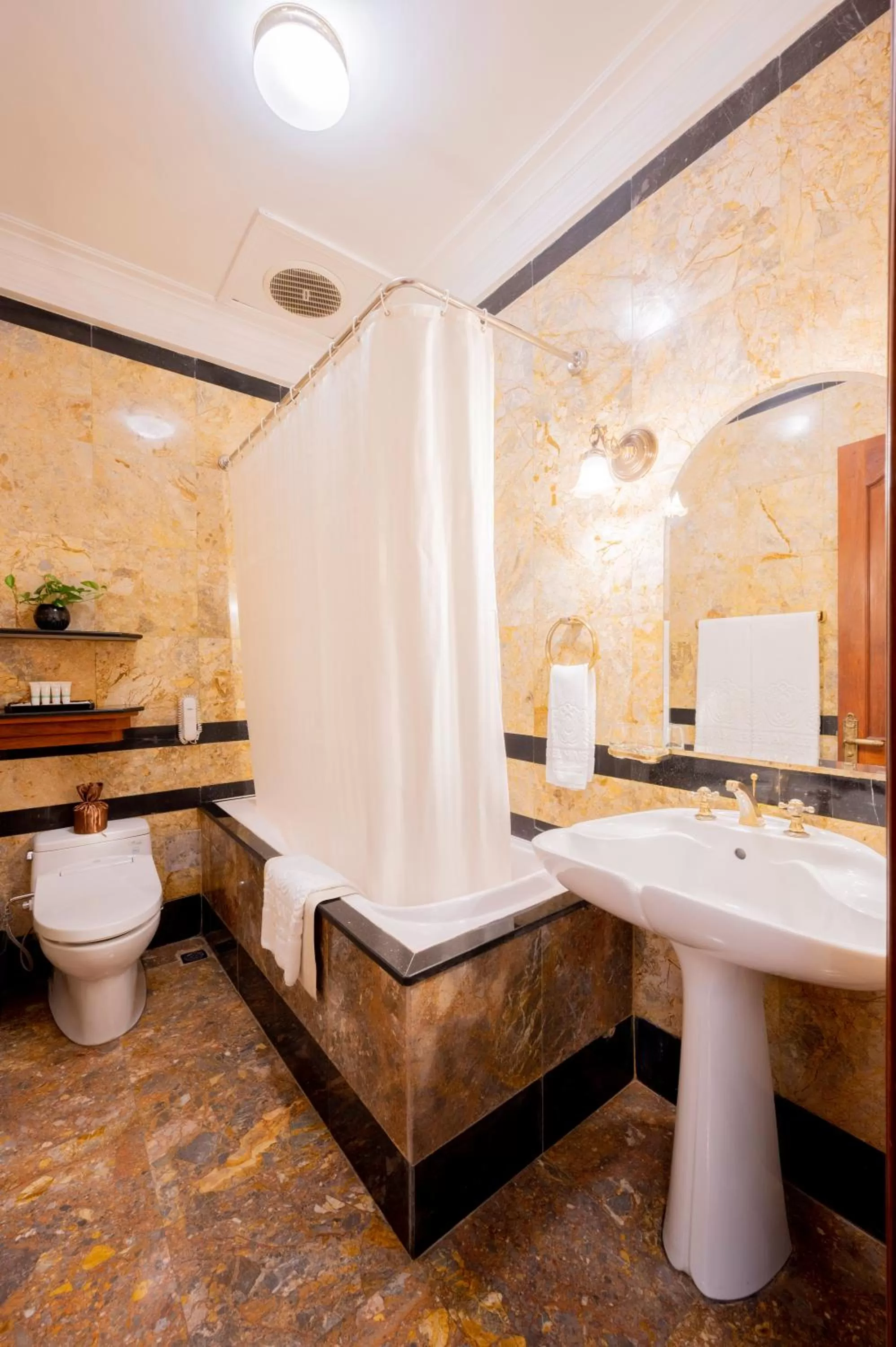 Toilet in Hotel Majestic Saigon