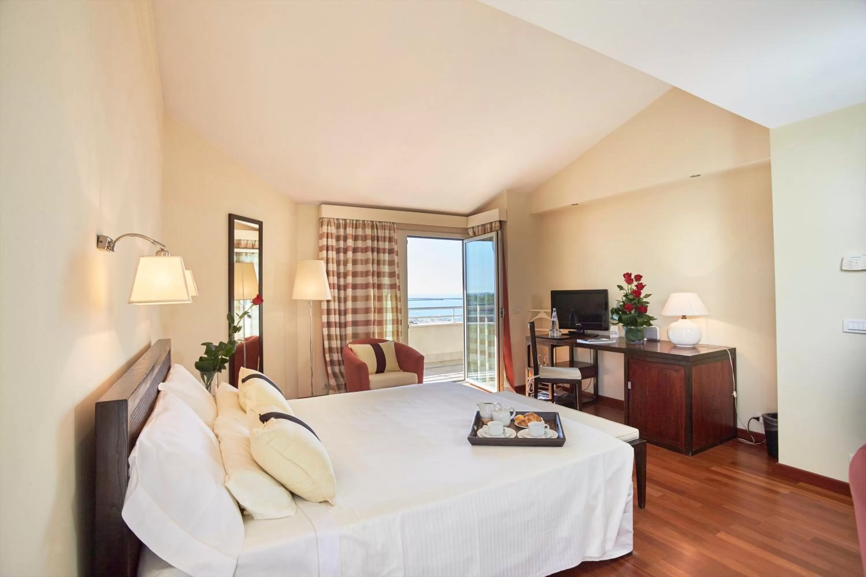 Bedroom, Bed in Hotel Sina Astor