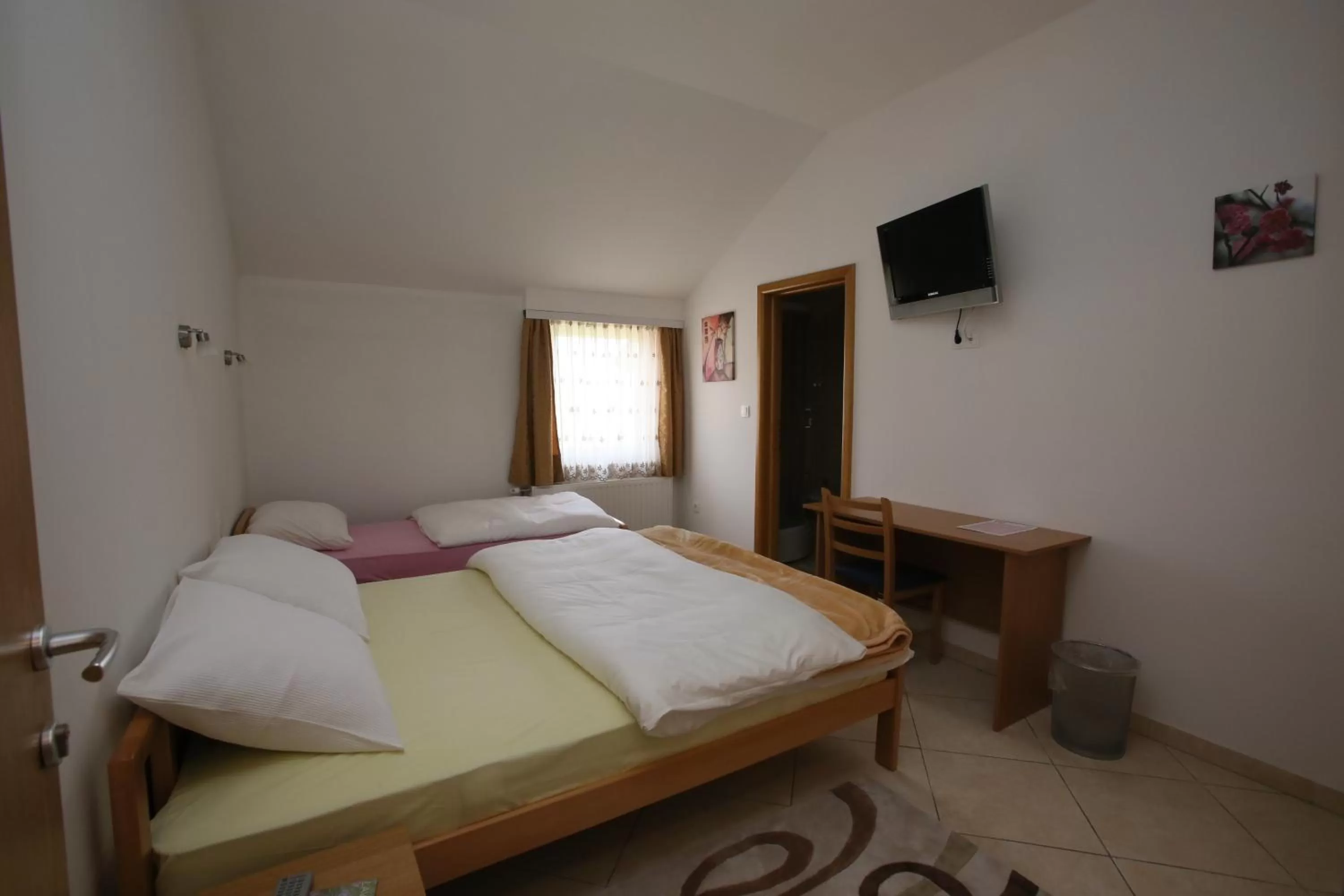 Photo of the whole room, Bed in Motel Maks