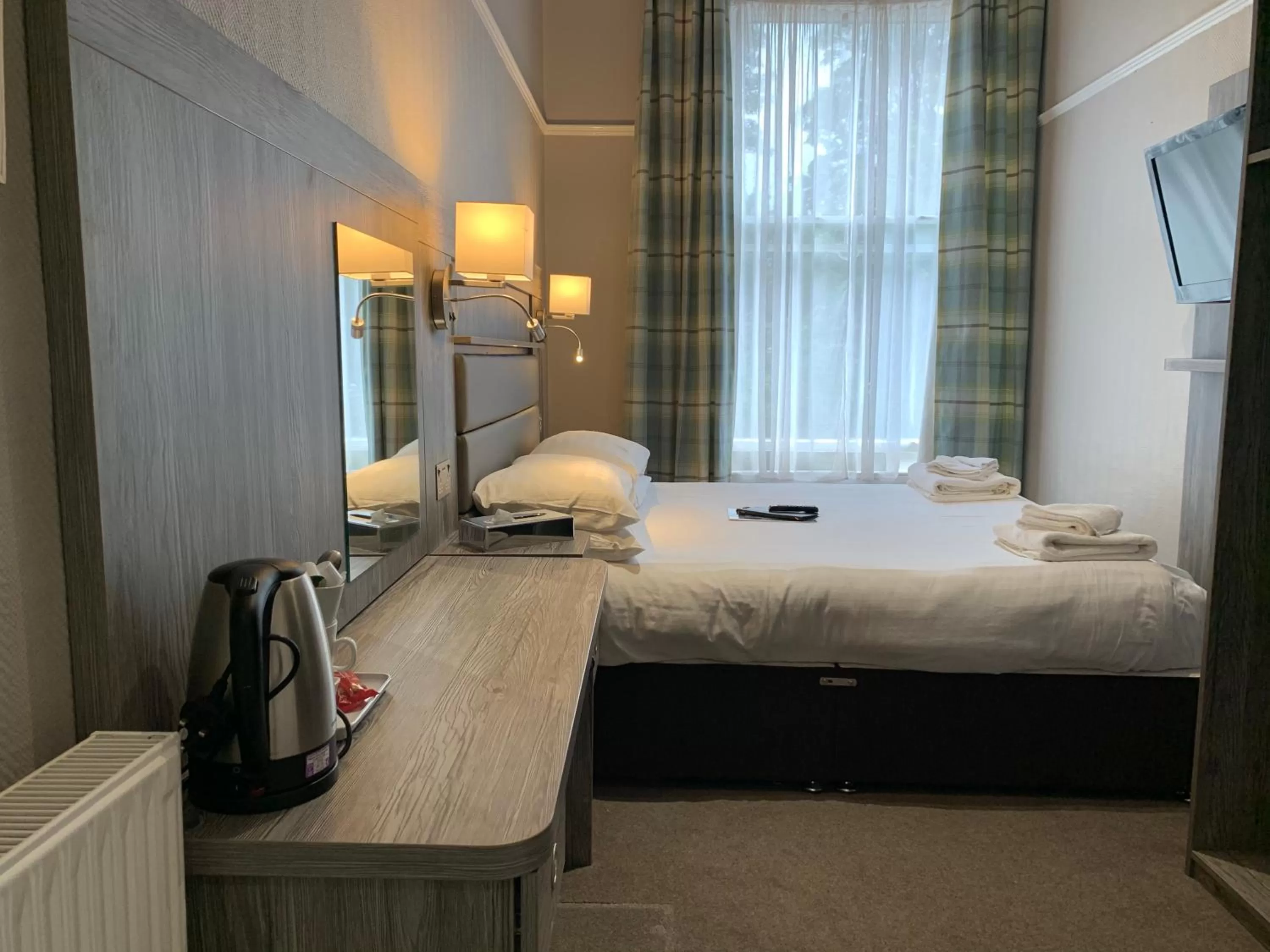 Coffee/tea facilities, Bed in Hedley House Hotel & Apartments