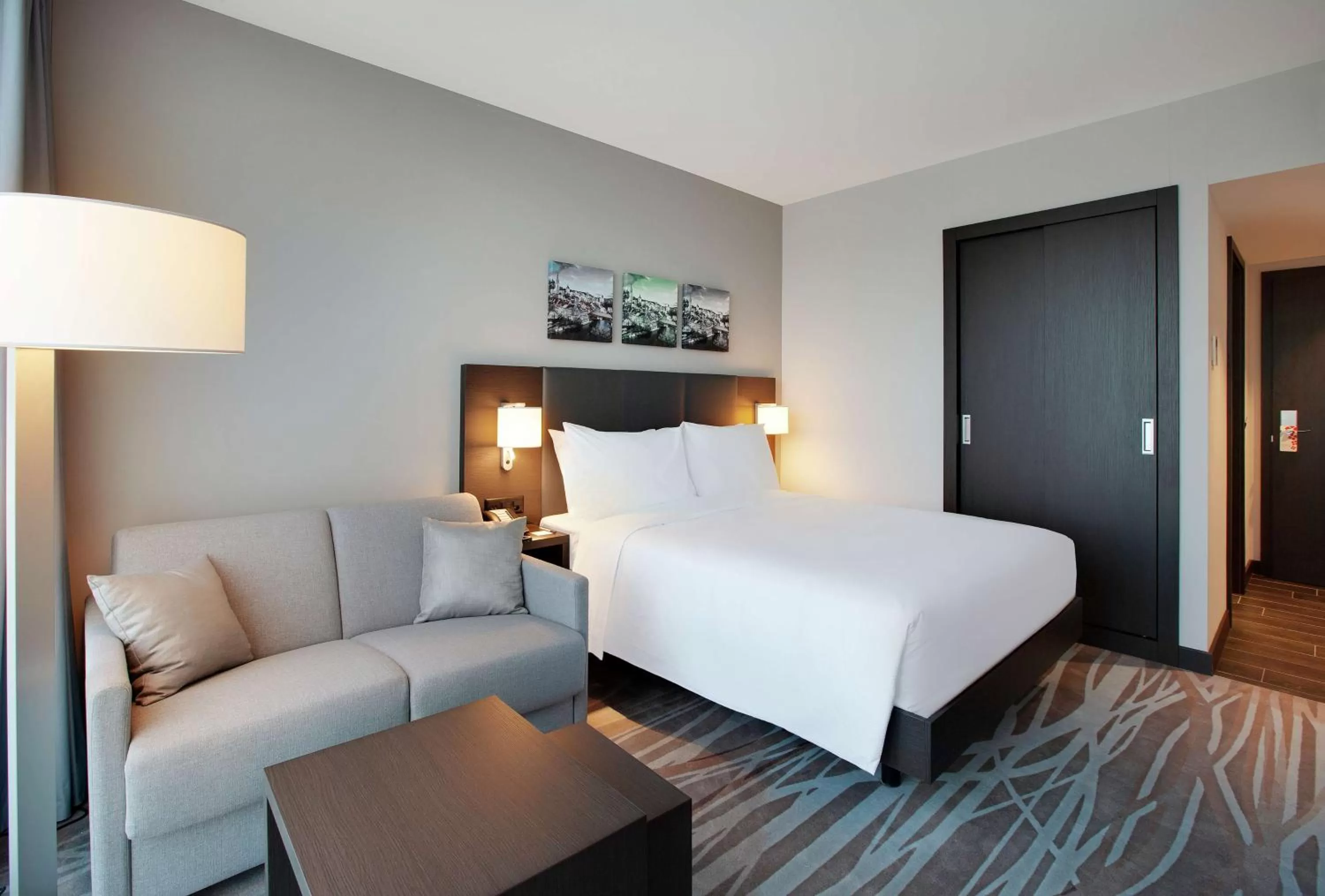 Living room, Bed in Hilton Garden Inn Zurich Limmattal