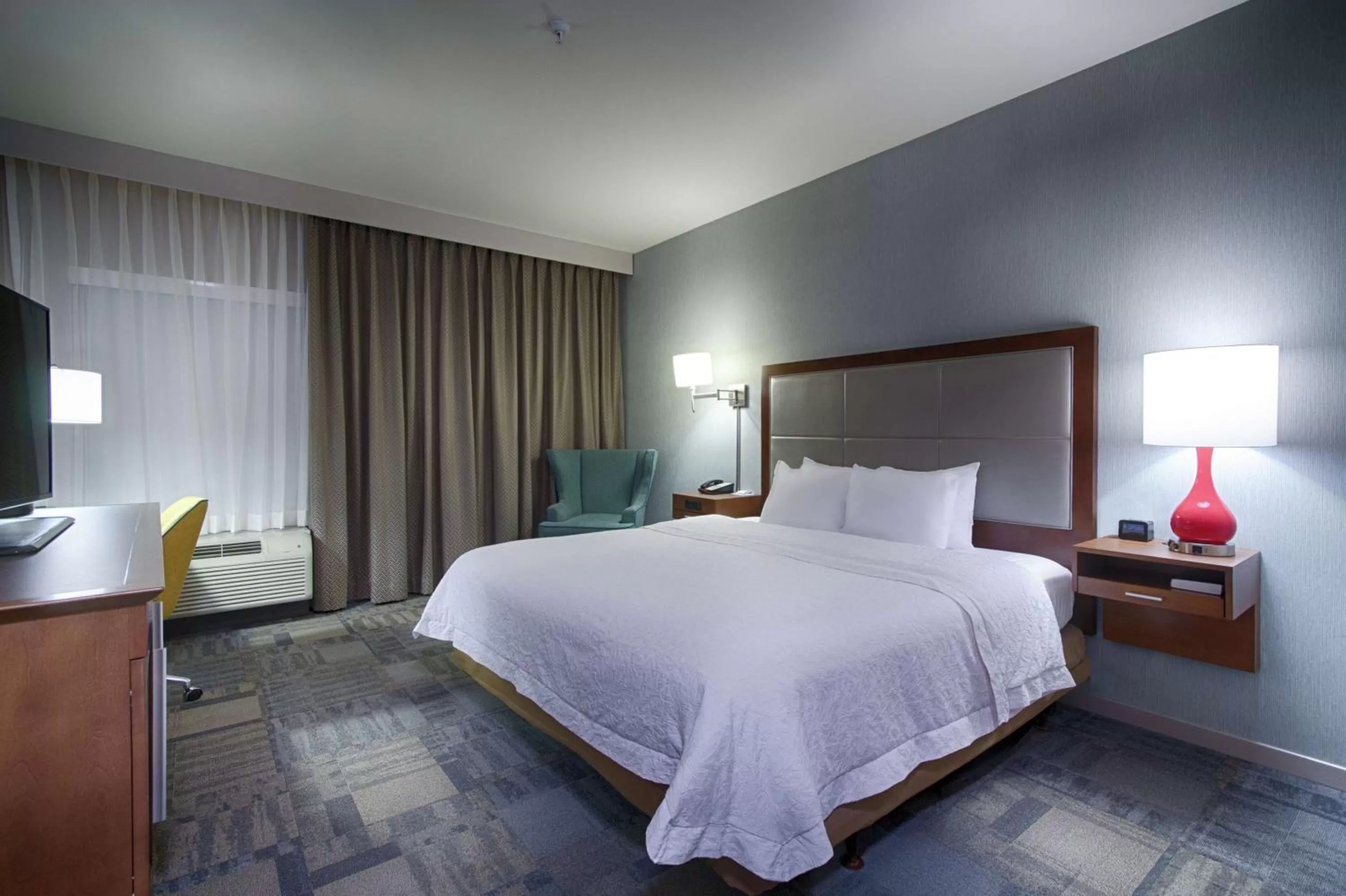 Bedroom, Bed in Hampton Inn Salina