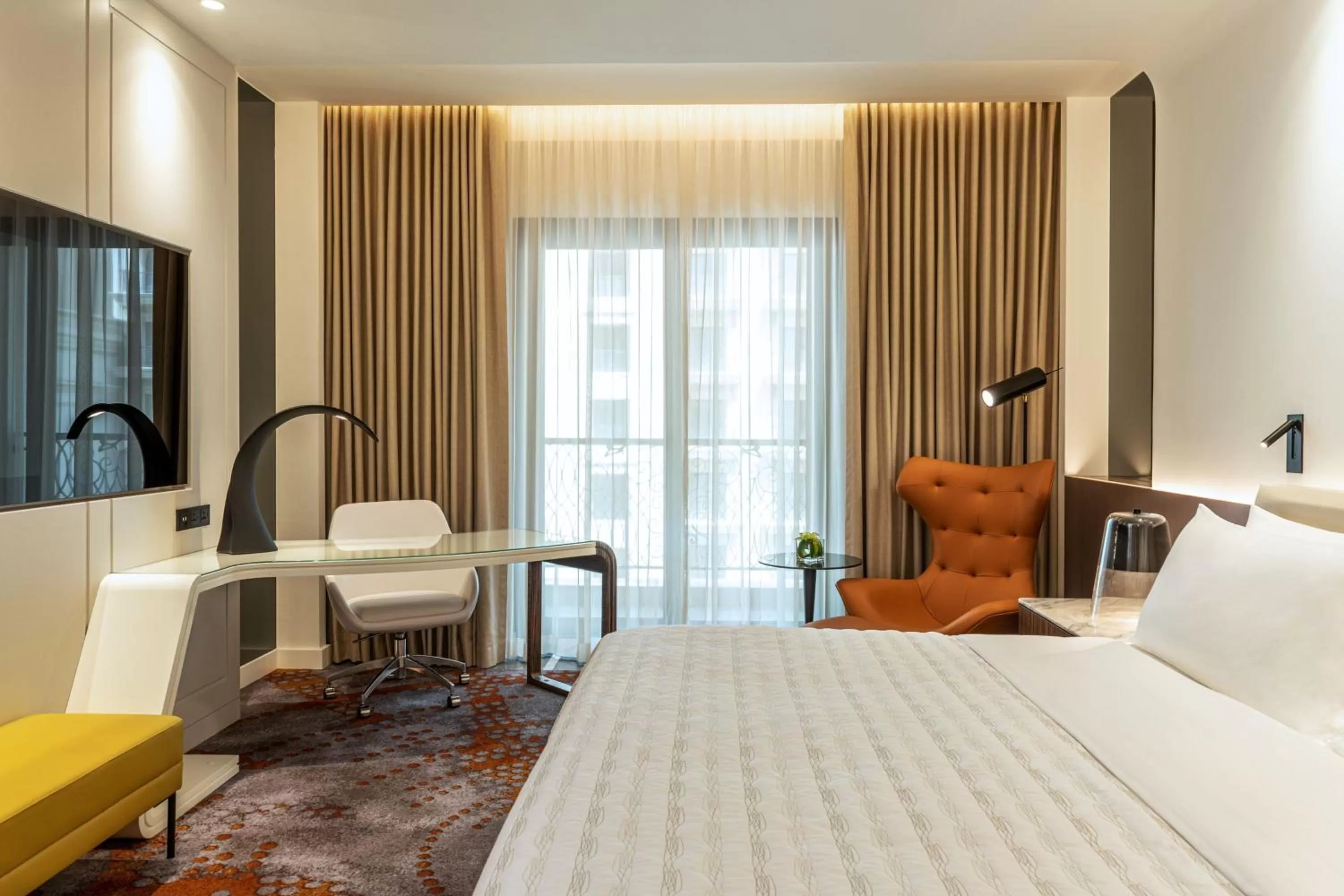 Photo of the whole room, Bed in Le Royal Méridien Place Vendôme Lusail