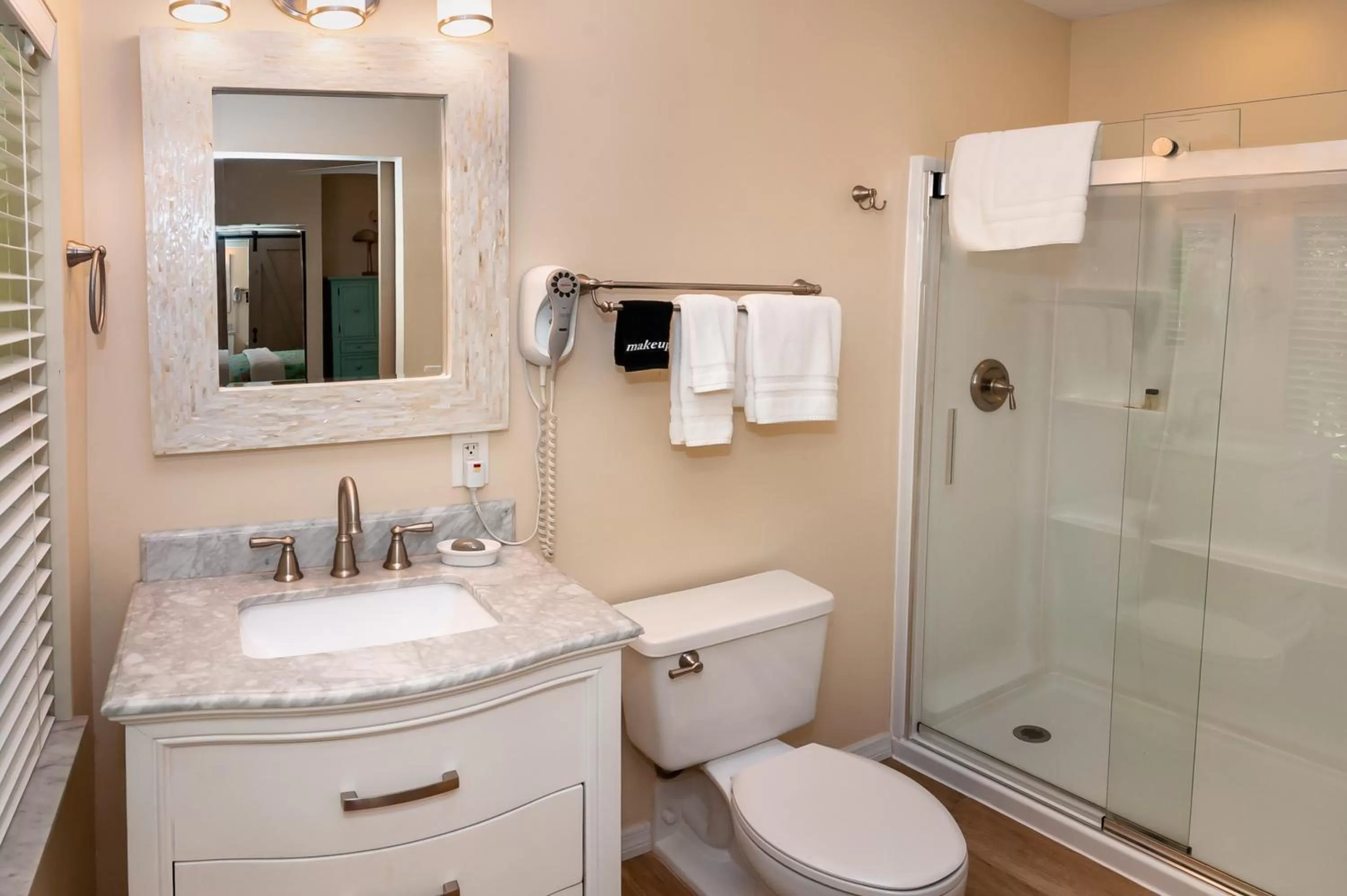 Toilet in Cedar Cove Resort & Cottages
