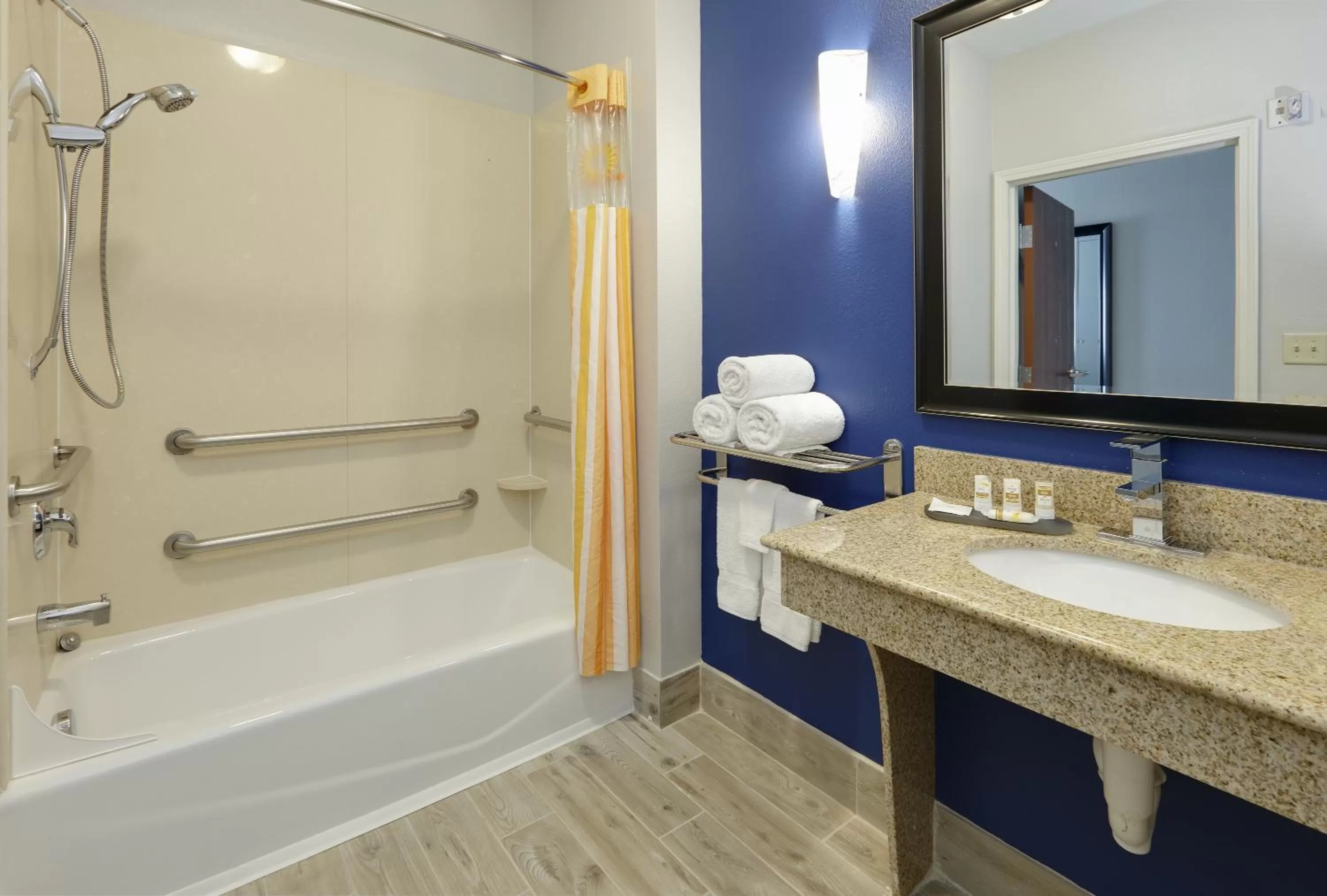 Bathroom in La Quinta by Wyndham Denton - University Drive