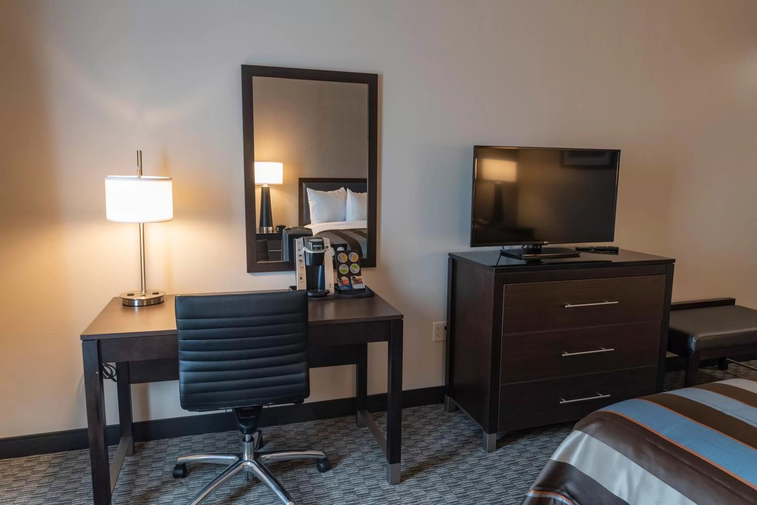 TV and multimedia, Bed in Wingate by Wyndham Angola