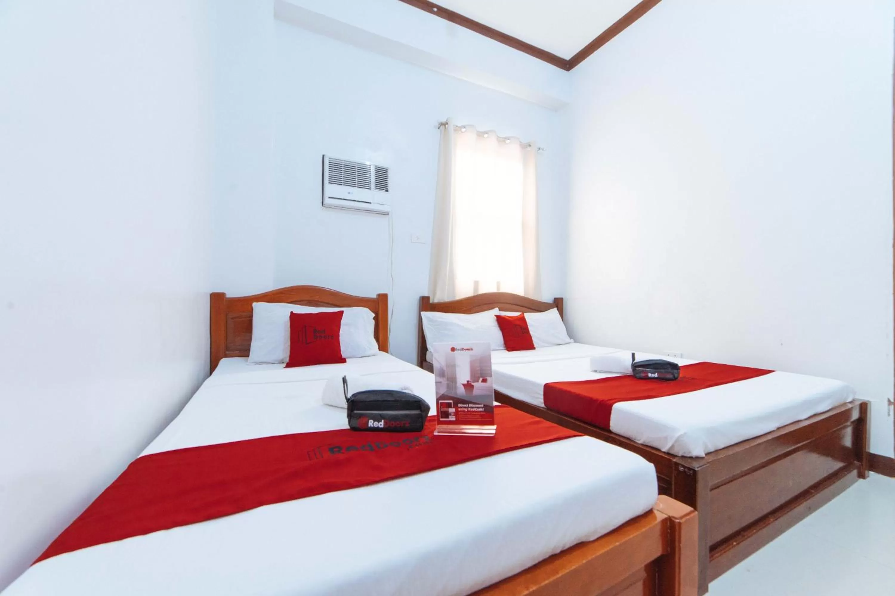 Photo of the whole room, Bed in RedDoorz @ D Maagma Street