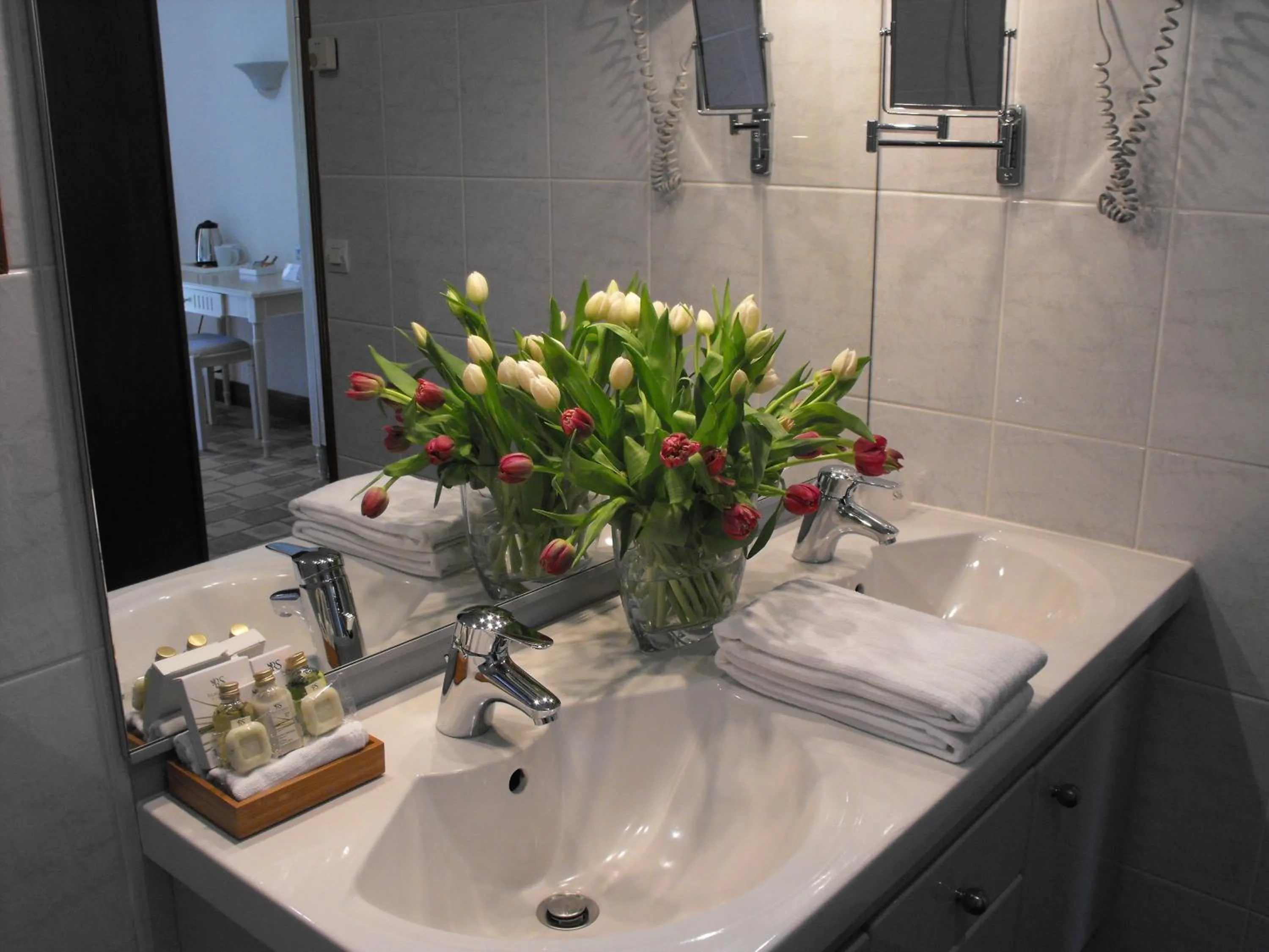 Bathroom in L'Orée des Chênes, The Originals Relais