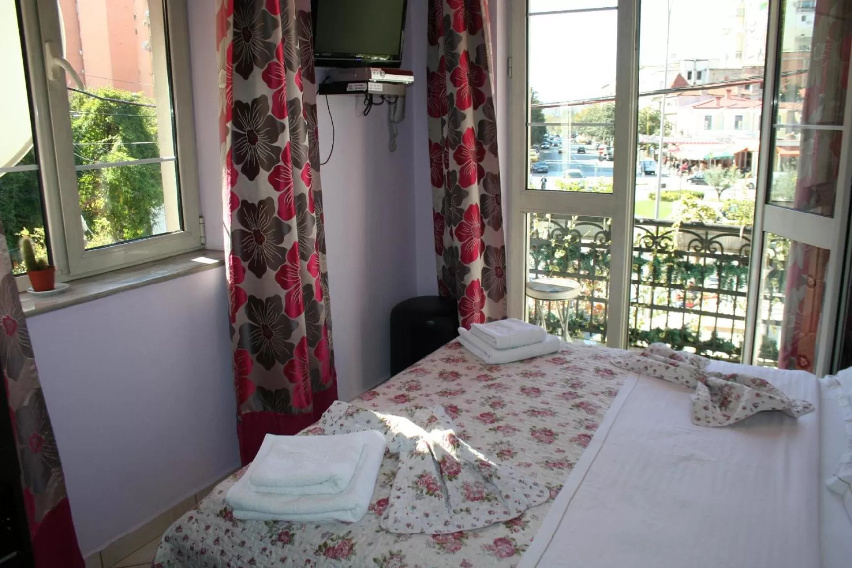 Bed in Jolly City Center Hotel