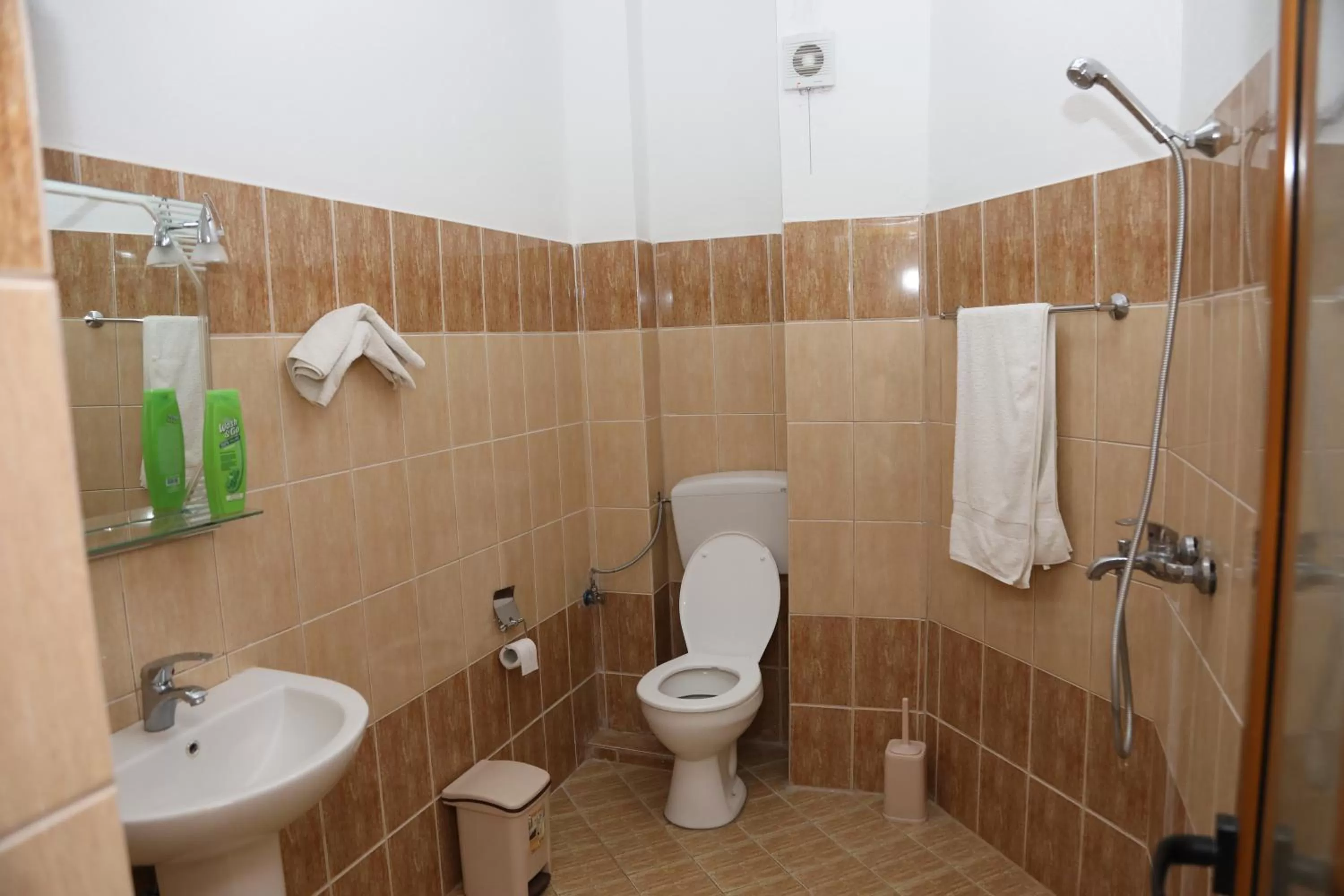 Shower in Hotel Villa Kabashi