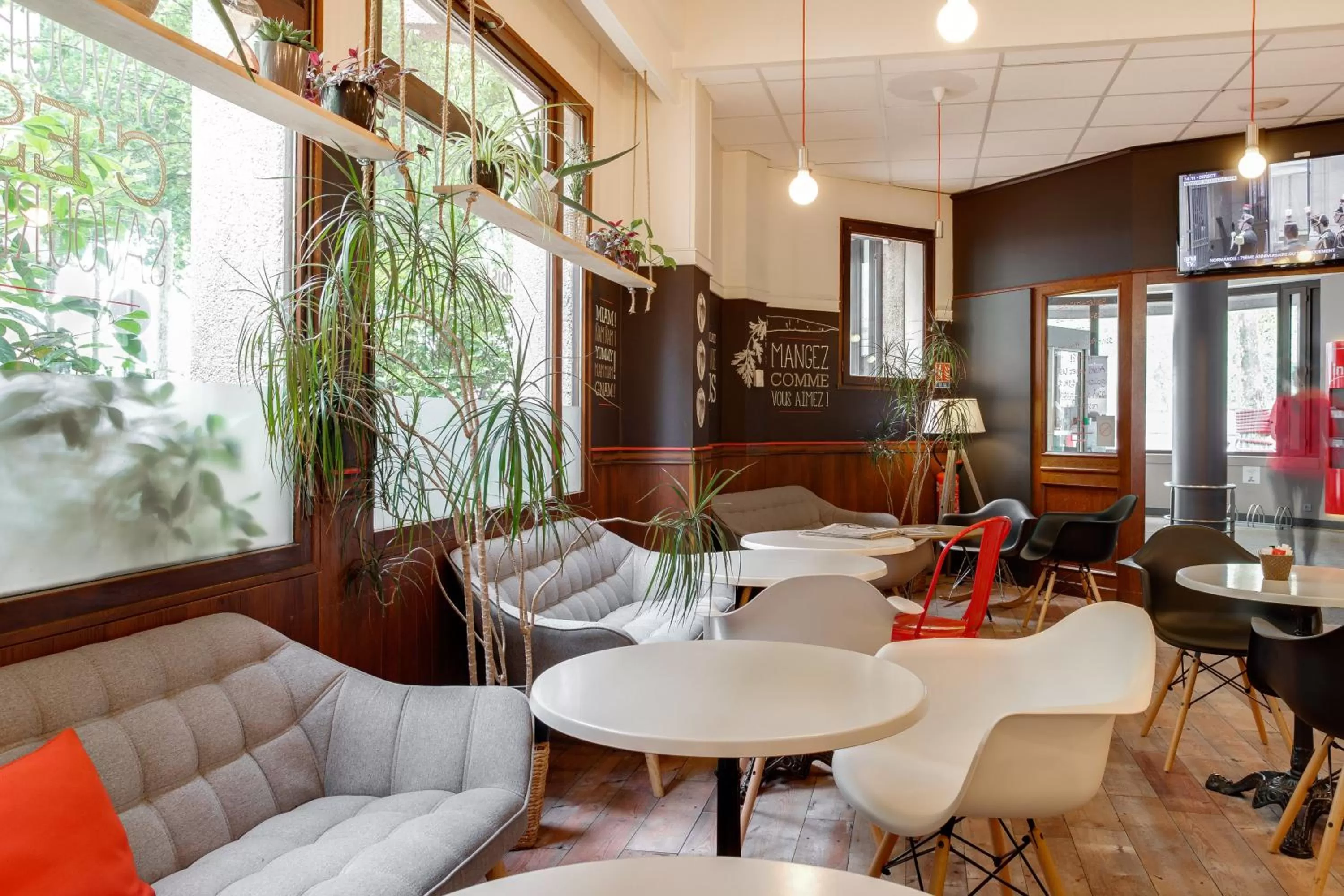 Lounge or bar in ibis Angers Centre Chateau