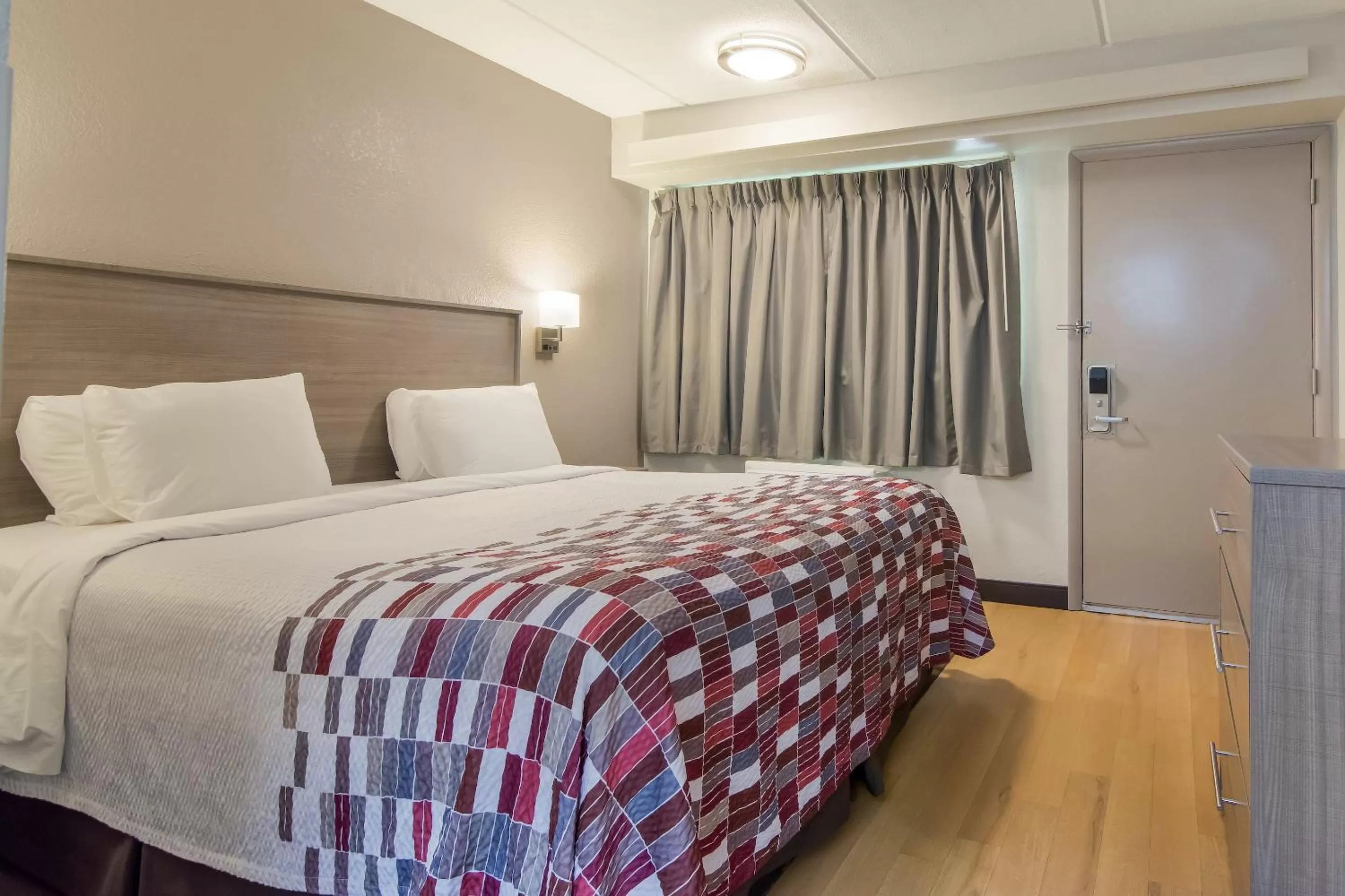 Bedroom, Bed in Red Roof Inn Durham - Triangle Park