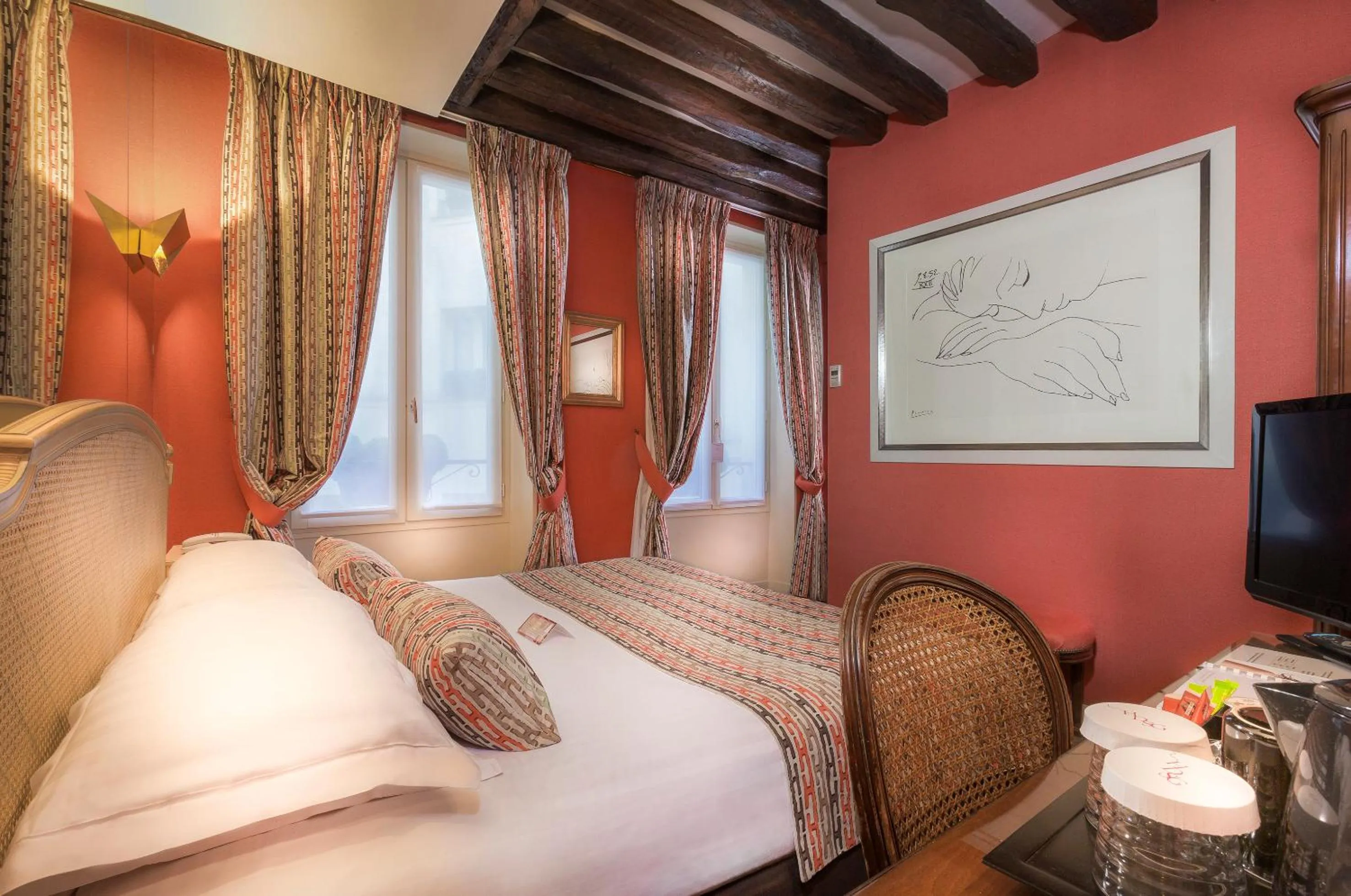 Photo of the whole room, Bed in Dauphine Saint Germain