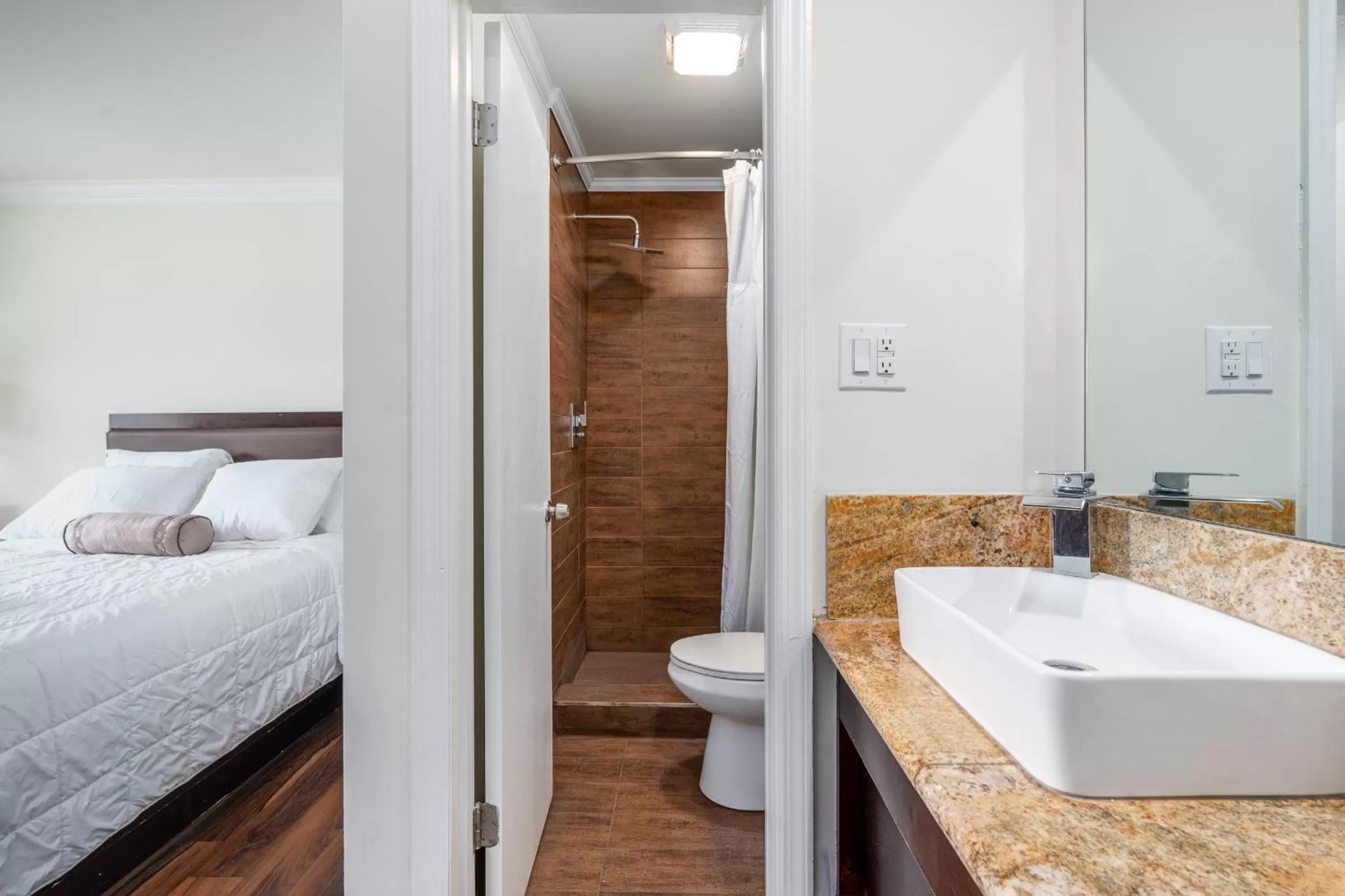 Toilet in Crewe Boutique Inn